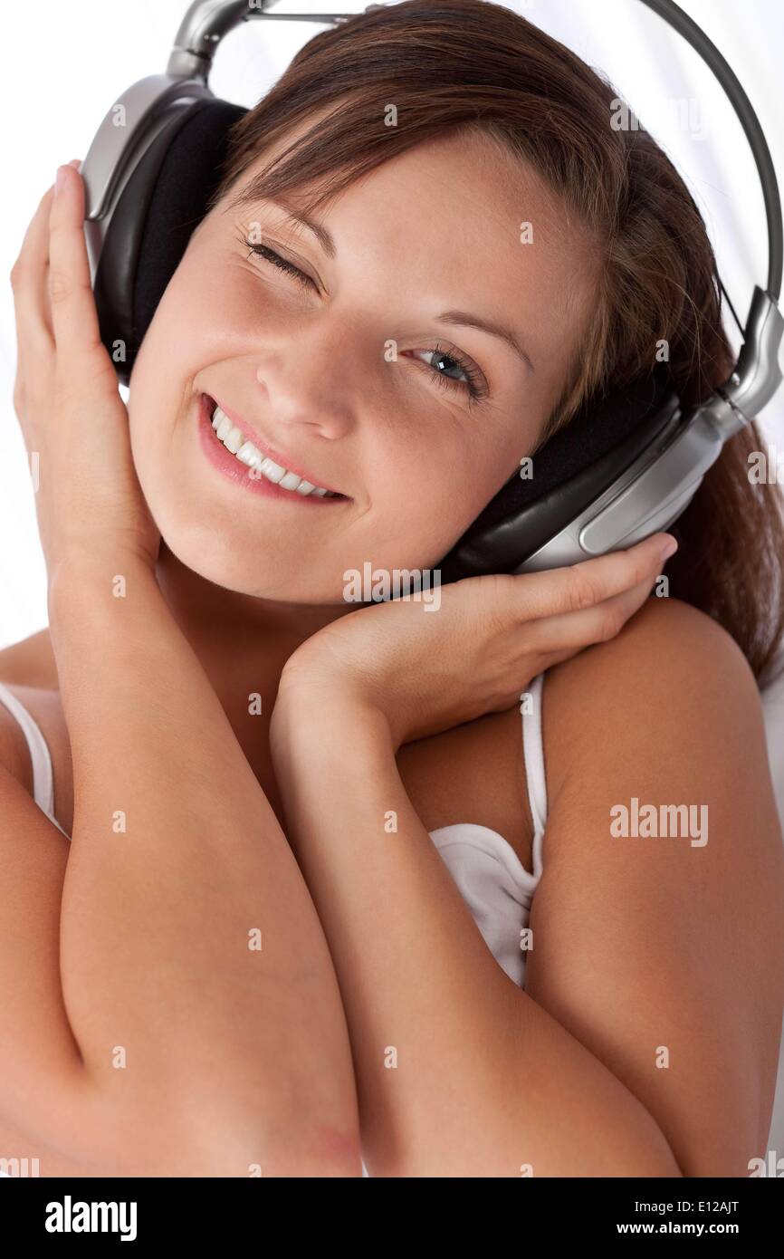 10. August 2009 - 10. August 2009 - junge Frau mit Kopfhörern Musik hören Stockfoto