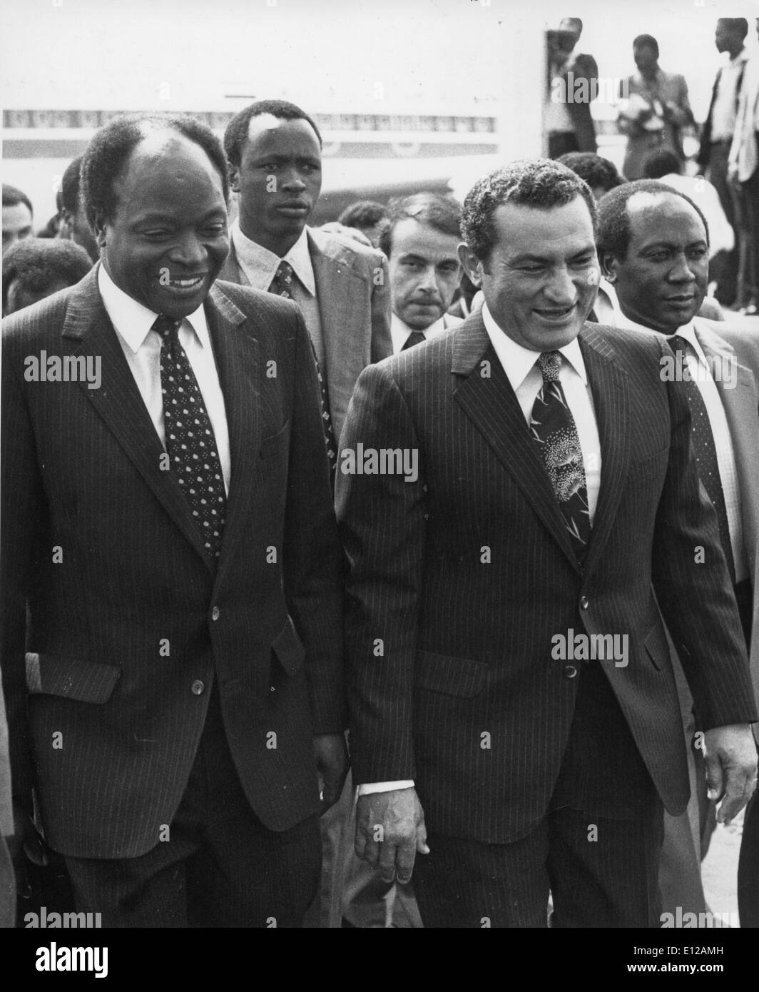 1. Februar 2011 - Nairobi, Kenia - ägyptischen Präsidenten HOSNI MUBARAK nicht in der Lage, eine Woche voller Unruhe und beispiellosen Protest gegen seine Regierung zu beruhigen angekündigt Dienstag Abend, er nicht, Wiederwahl versuchen würde, aber angedeutet, dass er an der Macht bleiben würde, "für die nächsten paar Monate." Die nächste Wahl ist für September geplant. Im Bild: C. 1980 mit Vice Präsident MWAI KIBAKI in Nairobi, Kenia Stockfoto