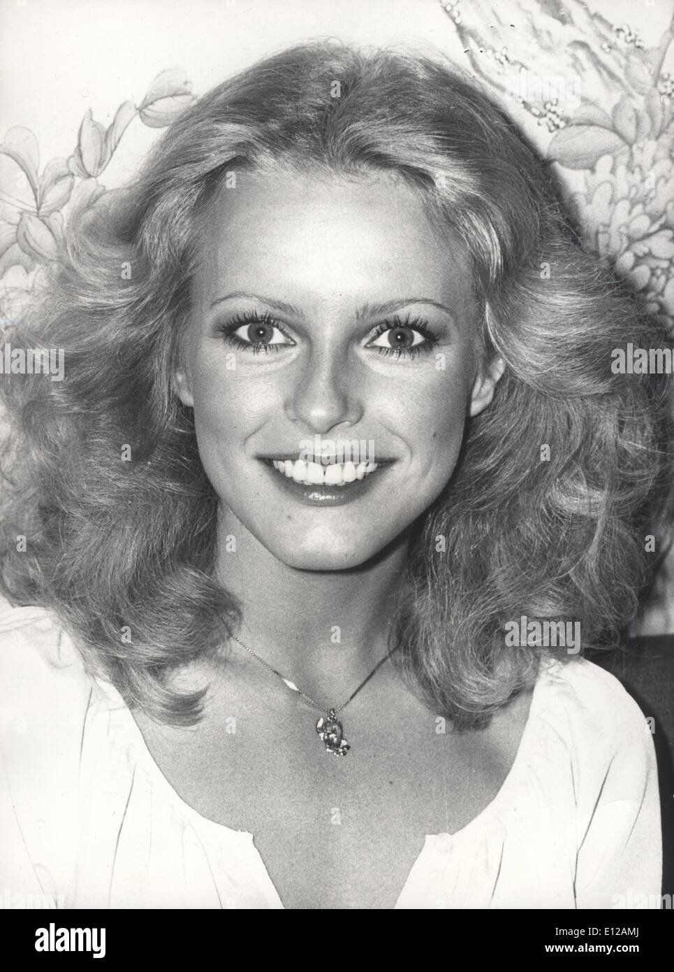 8. Februar 2011 - London, England, Vereinigtes Königreich - CHERYL LADD (geb. Cheryl Jean Stoppelmoor; 12 Juli 1951) ist eine US-amerikanische Schauspielerin, Sängerin und Autorin. Ladd ist am besten bekannt für ihre Rolle als Kris Munroe in die TV-Serie Engel für Charlie, mitten in einem Strudel der Werbung vor seiner zweiten Saison 1977 angeheuert, um den scheidenden Farrah Fawcett-Majors zu ersetzen. Ladd blieb bis zu seinem Rücktritt im Jahr 1981 mit der Show. c. 1979 Stockfoto