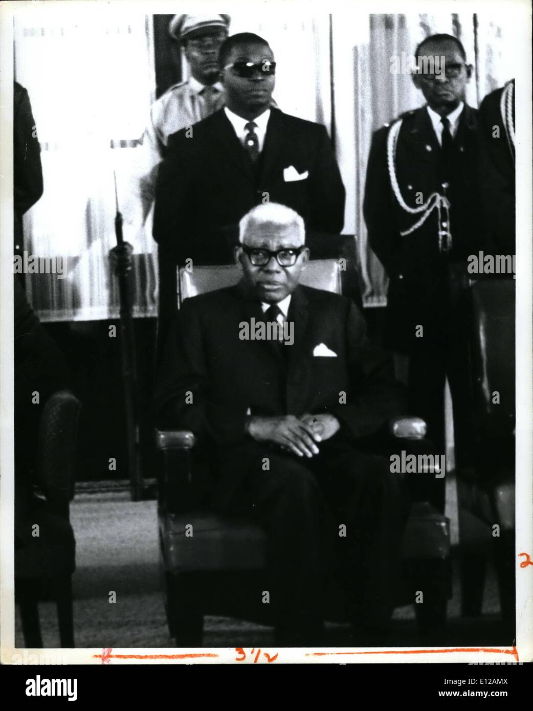 9. Dezember 2011 - ist Zivilist hinter ihm setzen Polizeichef. Männliches Ego '' Sklavin Ships'U Stockfoto