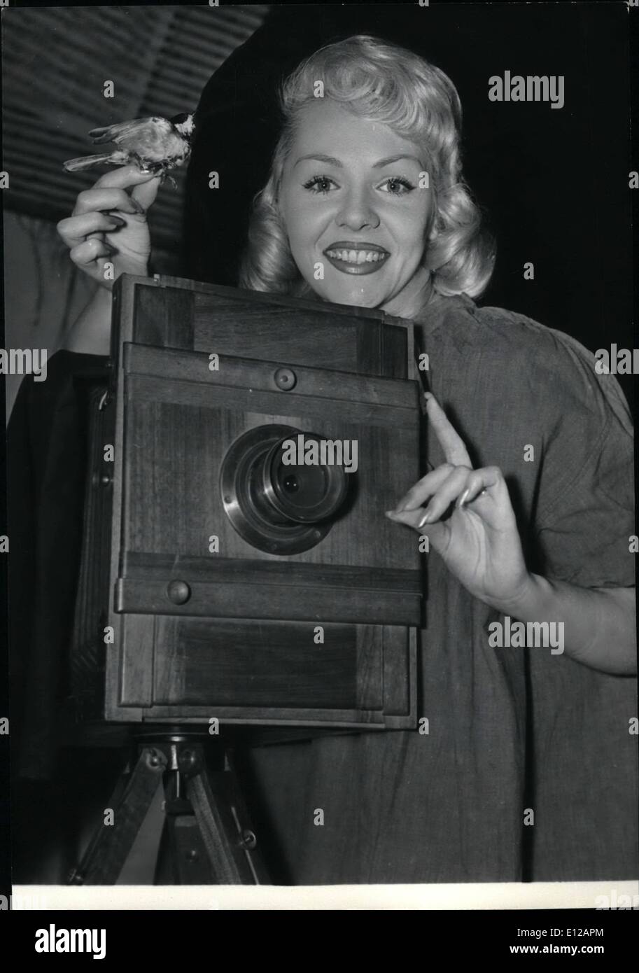 9. Dezember 2011 - Louis Daguerre Kamera von Starlet gezeigt: Te jährliche Ausstellung von Fotografie in Paris eröffnete, heute. Bild zeigt: Vera Vlamont, eine Paris-Starlet, Anzeige eines Daguerres ersten Kameras auf der Messe gesehen. Stockfoto