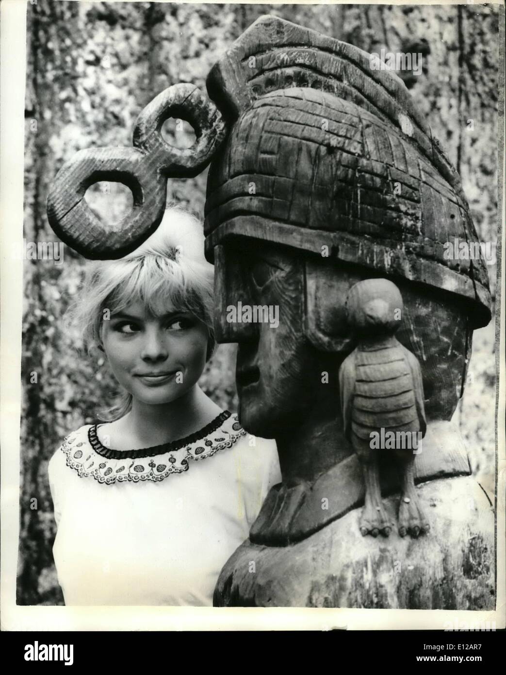 9. Dezember 2011 - Schauspielerin aus Finnland in der Untergang des römischen Reiches film in Spanien gemacht. Lovely Lena Von Martens, finnische Schauspielerin und ehemalige Paris-Cover-Girl ist fasziniert mit dem hölzernen Barbar Gott Wotan auf dem Set von Samuel Bronston Produktion der Untergang des römischen Reiches jetzt gefilmt in Las Matas, nr. Madrid. Der Film schildert Lena ein Barbar Prinzessin in einer Besetzung gehörten Sophia Loren, Stephen Boyd, Alec Guinness, James Mason und Christopher Plummer. Stockfoto