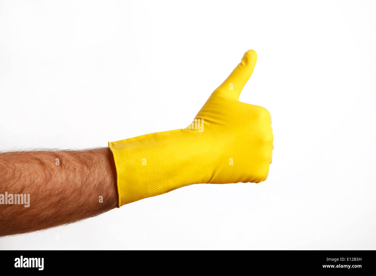 Mann trägt eine gelbe Reinigung Handschuh Stockfoto