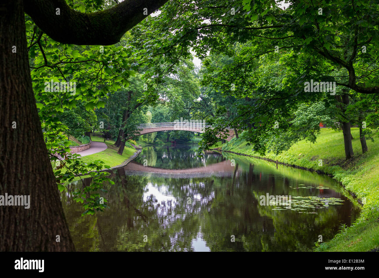 Sommer-Flusslandschaft mit Brücke und Reflexionen in Riga, Lettland. Stockfoto