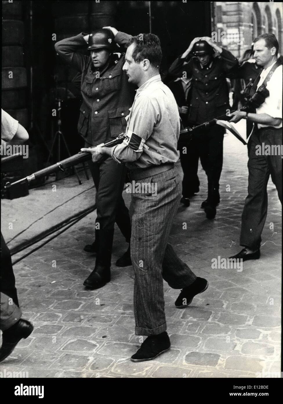 9. Dezember 2011 - neue Kino-Version der Befreiung von Paris: ein Film, die glorreichen Tagen der Befreiung von Paris im August 1945 die Wiederbelebung ist jetzt in der Herstellung. Foto zeigt, dass deutsche Soldaten rund um TC Widerstandskämpfer bewaffnet. Stockfoto