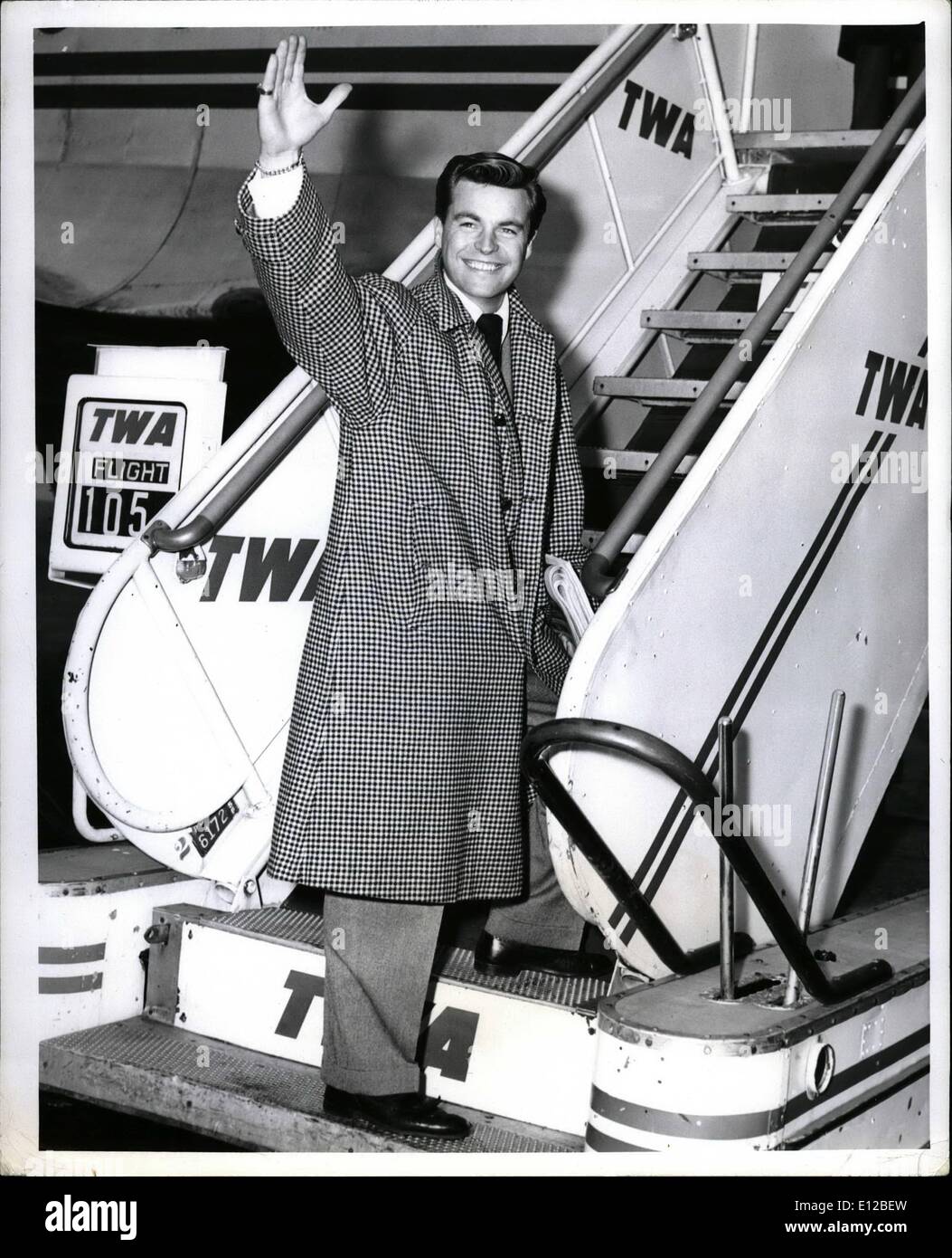 9. Dezember 2011 - N. Y. International Airport, 26. Februar--schöne neue Filmstar Robert Wagner verlässt für St. Louis über Twa nach einem kurzen Besuch im Vorfeld der Eröffnung seiner neuesten Bild, "die wahre Geschichte von Jesse James,'' ein 20. Jahrhundert - Fuchs-Film. Wagner spielt Outlaw Jesse King James in der Abenteuer-Drama. Stockfoto