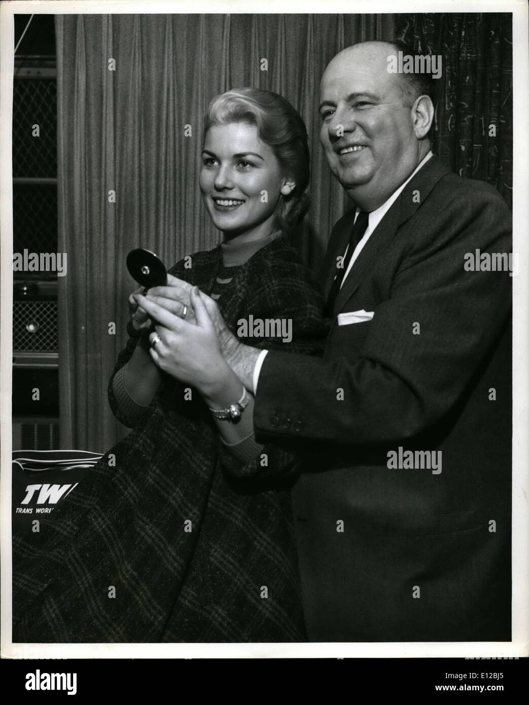 9. Dezember 2011 - hilft Publizist Johney Keyer seine Braut von weniger als vierundzwanzig Stunden, der ehemalige Diane Anderson, Beverly Hills Golfer, wie sie ihr Make prüft-up vor dem Einsteigen in eine Trans Fluggesellschaften der Welt super - G-Contellation für die 7-Wochen-Hochzeitsreise nach Frankreich, Schweiz, Italien und Griechenland. Stockfoto