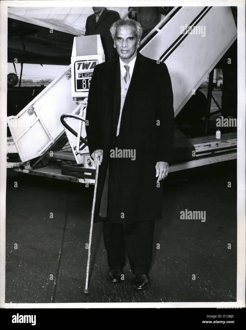 9. Dezember 2011 - Idlewild Airport New York 15. November; Krishna Menon, Delegierter aus Indien bei den Vereinten Nationen kam heute hier an Bord ein TWA Jetstream aus London. Stockfoto