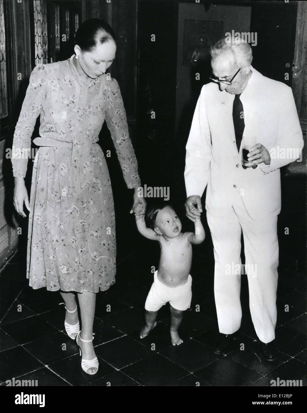 9. Dezember 2011 - italienische Prinz geladenen nach der Aufnahme: Prinz Vittorio Assimo, 67 Jahre alten Ex-Mann von Dawn Addams, britische Schauspielerin hat mit einer Ladung der Gebrauch einer Waffe in der Öffentlichkeit nach einem Zwischenfall in einem Vorort von Rom gerettet worden. Der Prinz war mit seiner jungen Frau Fürstin Josepha, wenn einige Männer Beleidigungen an das Ehepaar rief. Folge entwickelt und zog eine Pistole und feuerte zweimal in der Luft, die seine Frau zurück zu seinem Auto den Prinzen gezogen. Foto zeigt Prinz Vitoorio Massimo mit seiner Frau Josepha Prinzessin und ihre kleine Tochter Mesina bei der letzten Taufe des Kindes in einer Kapelle in Rom. Stockfoto