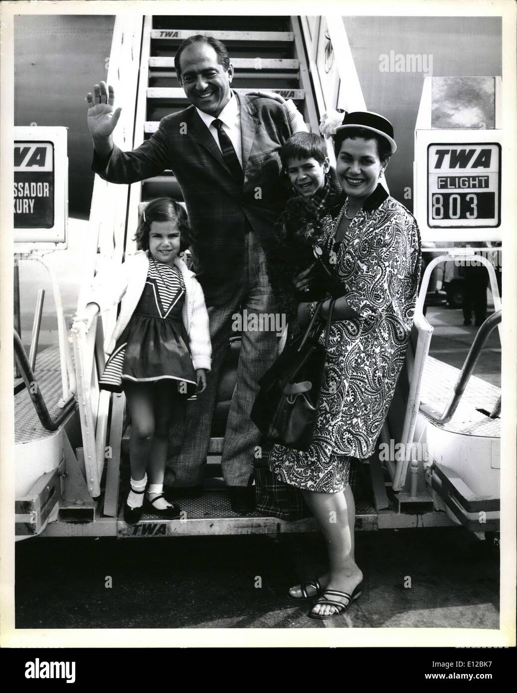 9. Dezember 2011 - Freigabe für die sofortige. New York International Airport, 21 August--traf Oper, nachdem Robert Merrill und seiner Familie bei ihrer Ankunft über TWA Superjet aus Mailand abgebildet sind. Die Morilla Weg gewesen 2 1/2 Monaten während dieser Zeit der Opernstar seine europäischen Operndebüt in Venedig gemacht. Zur Familie gehören seine Frau Marion, Lizane, 5, und David, 6. Stockfoto