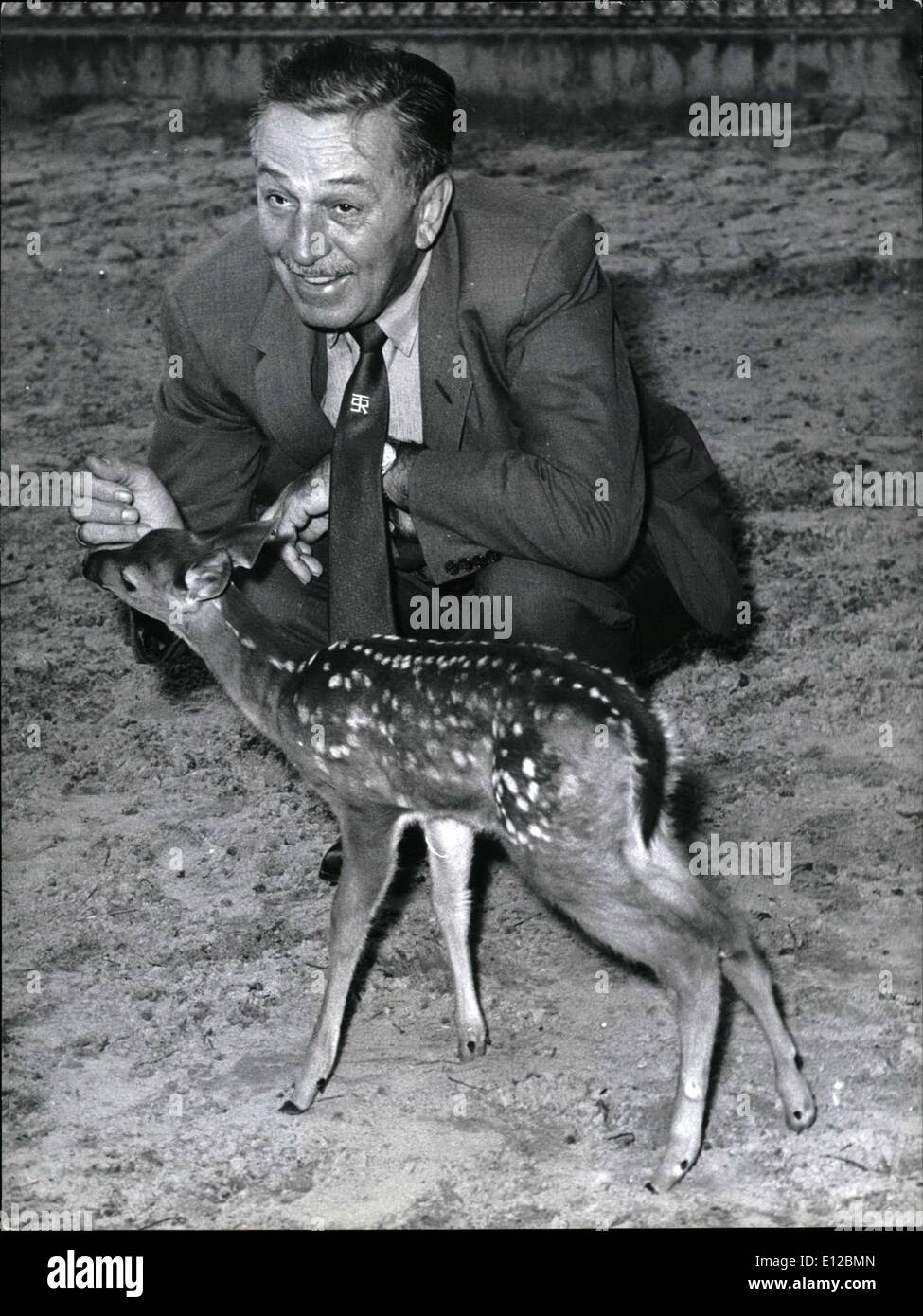 9. Dezember 2011 - Berlins Bambi Walt Disney begrüßen. 2. Juni 1958, der berühmte Schöpfer der Bambi Figur war Walt Disney ein Virginia-junge Hirsch von der Berliner Zoo besuchen. Unser Bild zeigt, wie schnell sie sich anfreundete. Keystone Bild Berlin vom 2. Juli 1958 Stockfoto