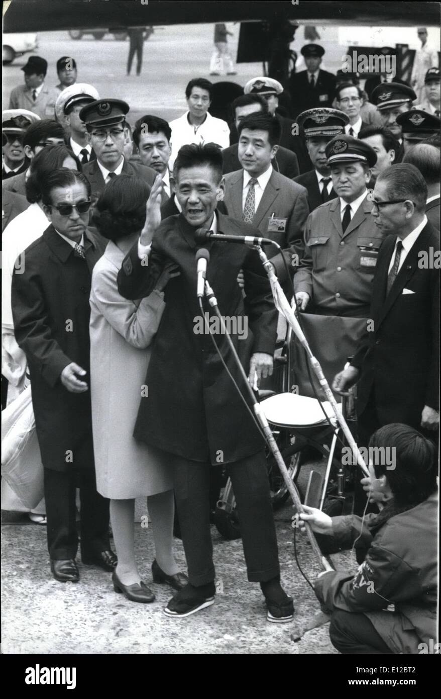 9. Dezember 2011 - HIDEAWAY japanischer Soldat kommt wieder nach Hause nach 28 Jahren im Dschungel - Shoichi Yokoi, der 56 Jahre alte ehemalige Sergeant der aufgelösten kaiserlichen japanischen Armee in seine Heimat zurückgekehrt 10 Tage, nachdem er, ab 28 Jahren versteckt im Dschungel von Guam und 31 Jahre entstanden war nach verließ er Japan um seinen Militärdienst zu tun. Foto: Geschwächt durch sein Leben im Dschungel, ist Yokoi geholfen von einer Krankenschwester zu stehen, wenn er Jubel von der Masse am Flughafen Tokio "" bei seiner Ankunft von Guam Wellenlinien Stockfoto