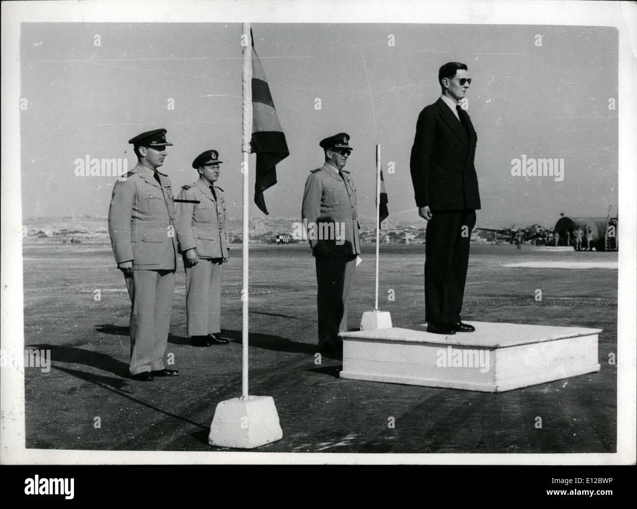 12. Dezember 2011 - britische offizielle Foto (Air Ministry) von Central Office Of Information London ausgestellt; Herr De l ' Isle und Dudley, V.C. Staatssekretär für Luft, Besuche R.A.F in Malta; während die Malta-Bildung-Band ein allgemeiner Gruß und eine Wache der Ehre Stand stramm mit Bajonetten, Herrn De L'isle und Dudley, V.C. Staatssekretär für Luft spielt, nimmt den Gruß an F.A.P. Stationen, Luca, Malta bei der Ankunft aus dem Vereinigten Königreich am 11.. August 1952. Malta begann er eine intensive Besichtigungstour der Middle East Air force Stockfoto