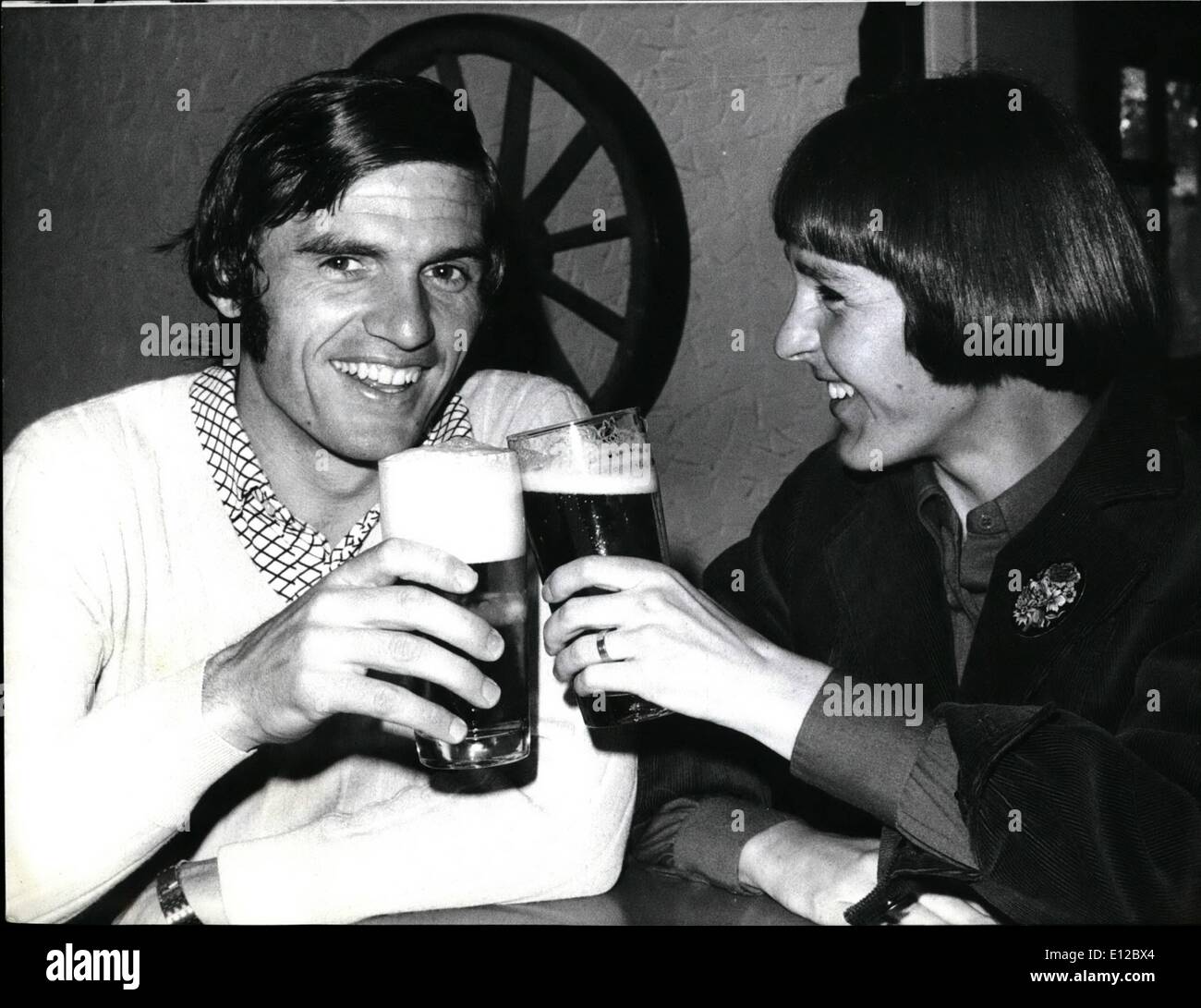 12. Dezember 2011 - Tennis World Champion Karl Meiler für Paris und Wimbledon eingegeben; Ein Glas Bier hin und wieder die Karl Meiler trinkt gerne mit seiner Frau Gisela (Bild), ist das einzige Vergnügen, der Tennis-Weltmeister gönnt sich im Moment. Nach seinem Sieg in Düsseldorf verschoben Karl Meiler seinen Urlaub geplant für Juni, zur Teilnahme an internationaler Turnieren in Paris (bis 13. Juni) und Wimbledon (21. Juni-Juli 3) Stockfoto