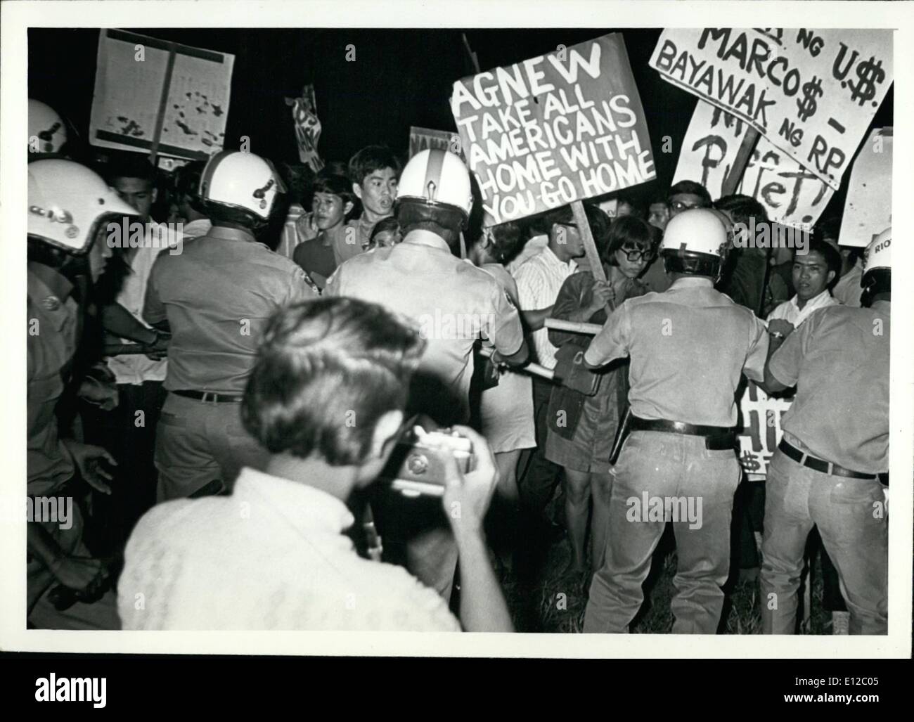 16. Dezember 2011 - belagern Anti-amerikanische Studenten Auto des Vize-Präsidenten Spiro Agnew während seines Besuchs in den Philippinen Jan 1970 für die Amtseinführung von Präsident Ferdinand E. Marcos No Gewalt ausbrach. Stockfoto