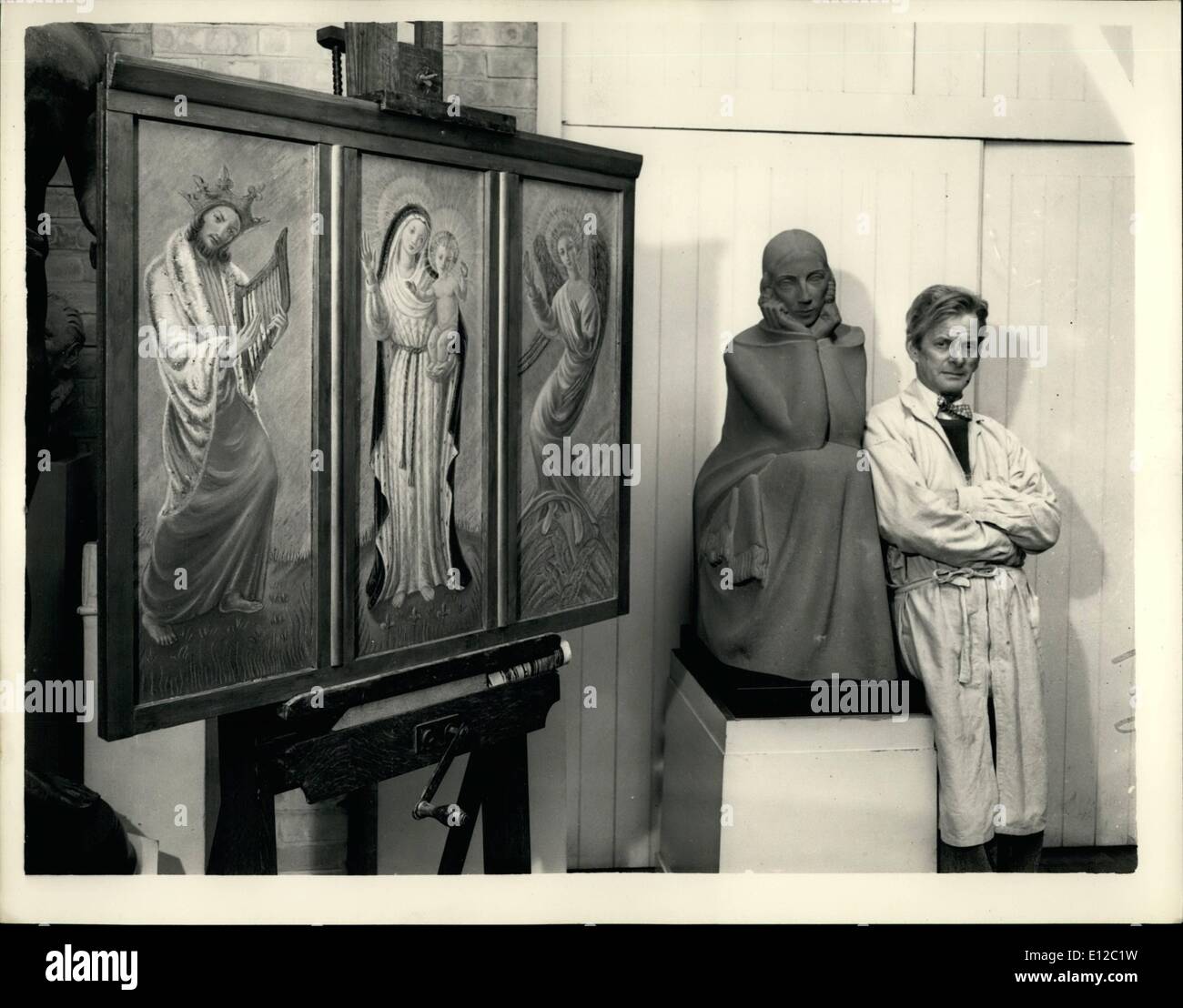 16. Dezember 2011 - Frau der neue Royal Academy Präsident schließt neue Triptychon für Kapstadt Kathedrale, Mrs Charles Wheeler, Frau des neuen Royal Acadamy Präsidenten ist der Abschluss eines 3 Fuß hohen Triptychons für Kapstadt die neue Kathedrale. Es ist ein Denkmal für König George VI und soll die Cantrepiece von bilden eine schnitzt Bildschirm im südlichen Querschiff. Die Mittelkonsole zeigt eine Madonna mit Kind, auf der rechten Hand Panel ist ein Engel und die linke ist König Davids Harfe zu spielen. Frau Wheeler als einzige R.A. der Frau des Präsidenten zu einem professionellen Maler und Bildhauer. Herr Stockfoto