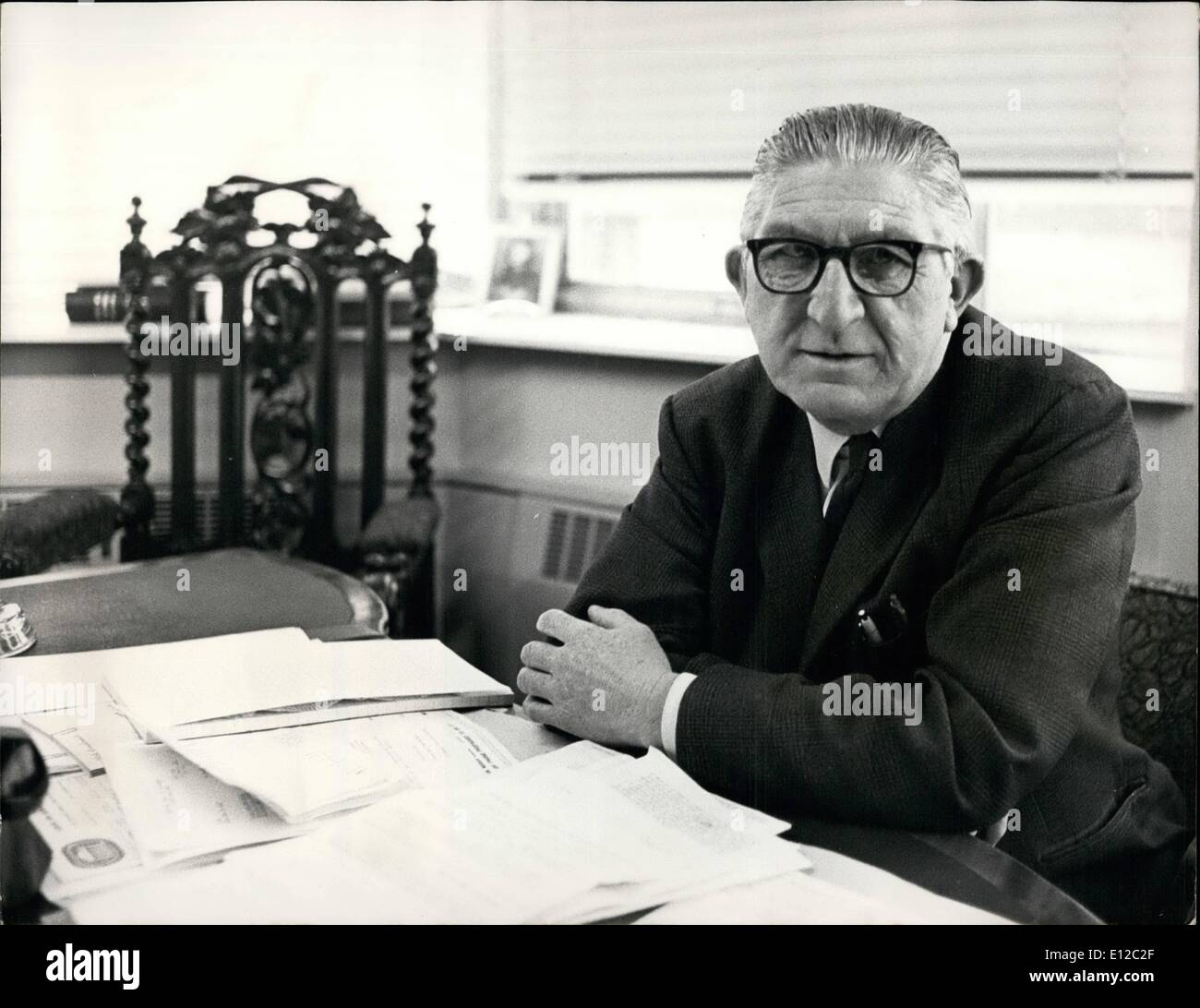 16. Dezember 2011 - Wimbledon Tennis Championships - dritten Tag. Keystone-Foto zeigt: ist alle lächelt, als er auf seinem Handtuch entspannt, wie er wartet wieder sein Match gegen J.A. Pickard, die durch Regen - in Wimbledon heute unterbrochen wurde. Mr. Evelyn Williams, Sekretär des Welsh Mineworkers Union und Mitglied des nationalen NUM. Stockfoto