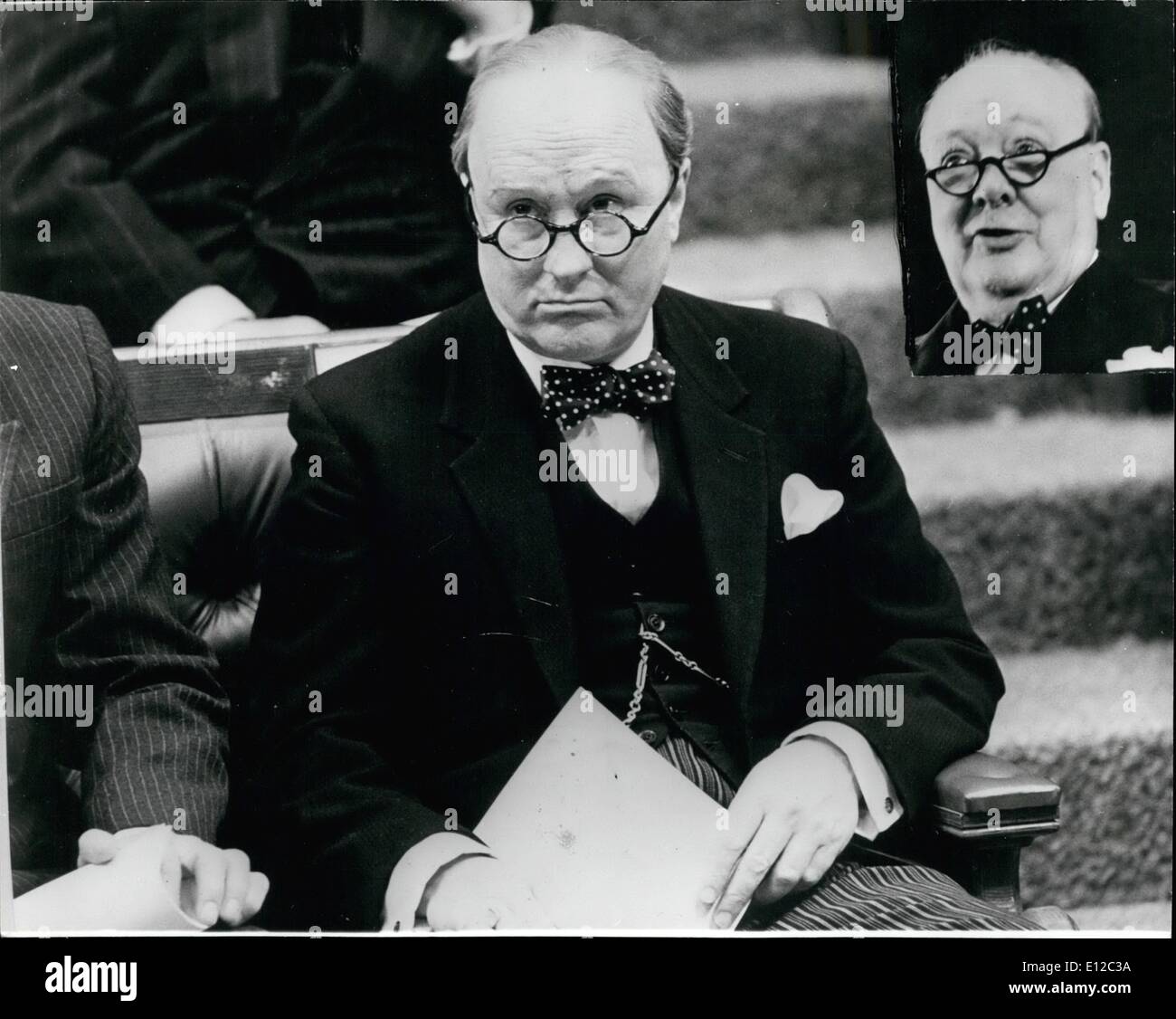 16. Dezember 2011 - März 1981 Robert Hardy, wie Winston Churchill star: The Wilderness Years eine neue TV-Serie. Robert Hardy der bekannte TV-Schauspieler, Mussolini, Prinz Albert, Sir Malcolm Cambell und der Tierarzt in Siegried Farnon, alle Kreaturen groß und klein gespielt hat. Jetzt seine bisher größte, das von Winston Churchill Teil: The Wilderness Years, eine neue Serie auf ITV im Herbst gezeigt werden. Er ist mein Held, Robert, sagen ich bin stolz darauf, die Rolle zu spielen. Foto zeigt: Robert Hary als Winston Churchill, mit einem Einsatz von Sir Winston, in der rechten oberen Ecke. Stockfoto