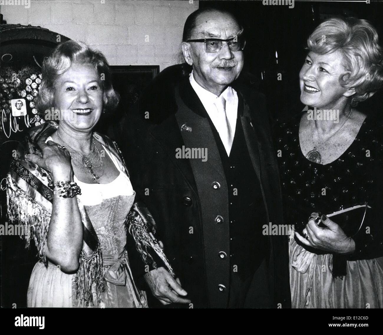12. Dezember 2011 - Birthday Party für Komponisten Nico Dostal In München: Eine Partei erhielt in München zum 80. Geburtstag des österreichischen Komponisten Nico Dostal. Viele prominente Sänger und Musiker waren gekommen, den Künstler, gratulieren, der vielen Operettes, sowie die Filmmusik schrieb. Das Foto zeigt Nico Dostal mit seiner Frau (1) und Sänger Sari Barabas (r.) auf seiner Geburtstagsparty in München. Stockfoto