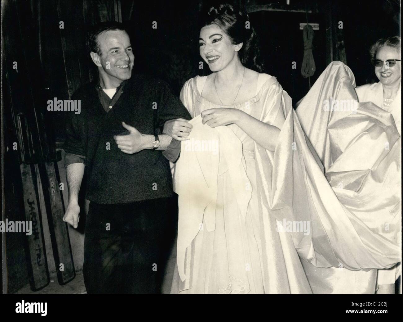 16. Dezember 2011 - die Callas in Paris. Die große Opernsängerin Maria Callas befindet sich derzeit in Paris, wo sie durchführen wird, ab morgen, dem Norma an der Oper. Gestern ging sie bei den Proben unter der Leitung des Dirigenten Georges Pretre. Die ausgewählte Zuschauer, die die Probe besucht, sagte, dass ihre Stimme nichts von seiner Schönheit verloren hatte. OPS / Maria Callas mit Dirigent Georges Pretre Vollbühne Kleidung bei der Probe ankommen. Stockfoto