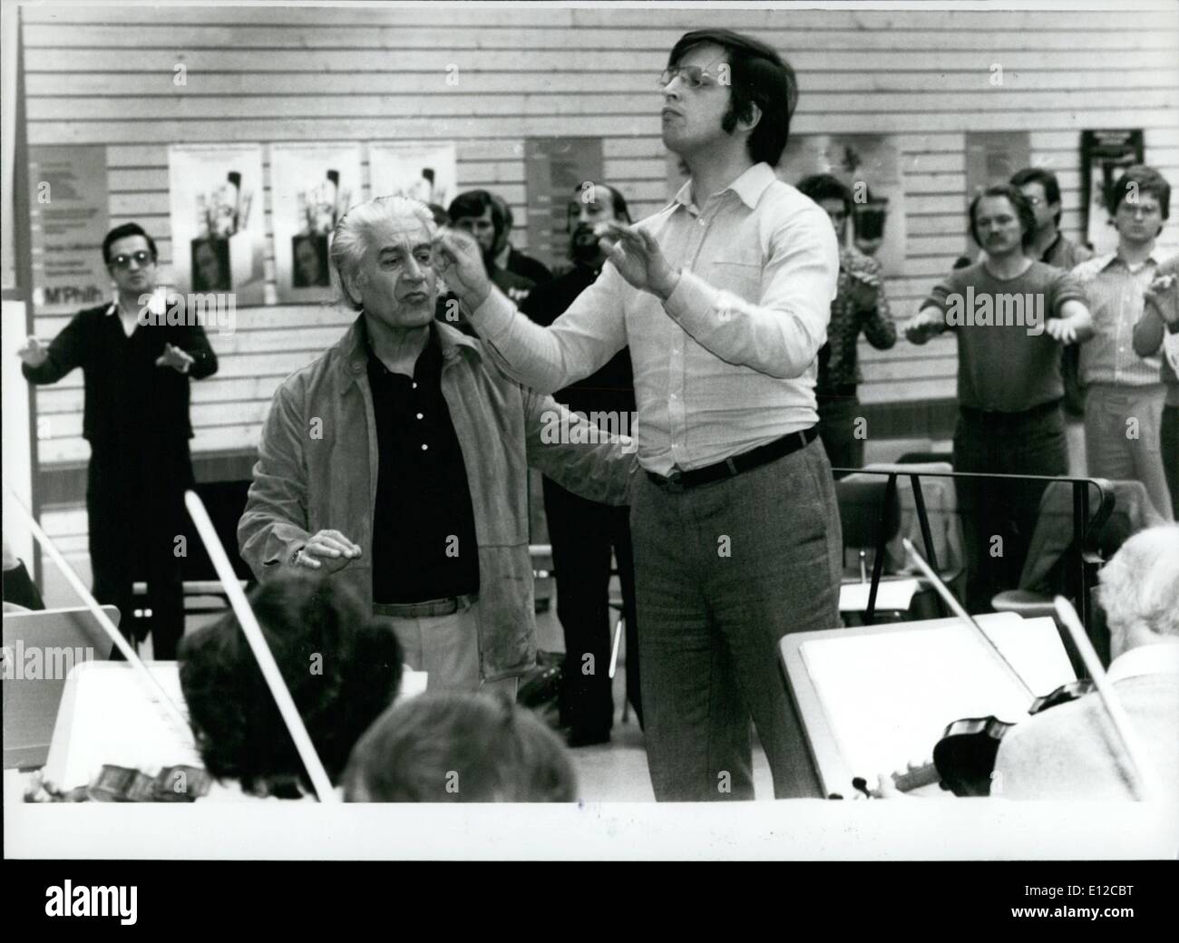 16. Dezember 2011 - München/Weste Deutschland: Durchführung von Kurs von Sergiu Celibidache - Sergio Celibidache (Bild) die neue "General-Musikdirektor'' von München/BRD, hält seine erste Dirigentenkurs in der bayerischen Landeshauptstadt. Ca. 60 Personen, nehmen zum Teil von der Bundesrepublik Deutschland, teilweise aus verschiedenen europäischen Ländern teil. Der Kurs gliedert sich in drei Teile; Zuerst der theoretische Teil mit Vorträgen und Durchführung von Übungen; der zweite Teil enthält Orchestrical arbeiten und Vorträge Stockfoto