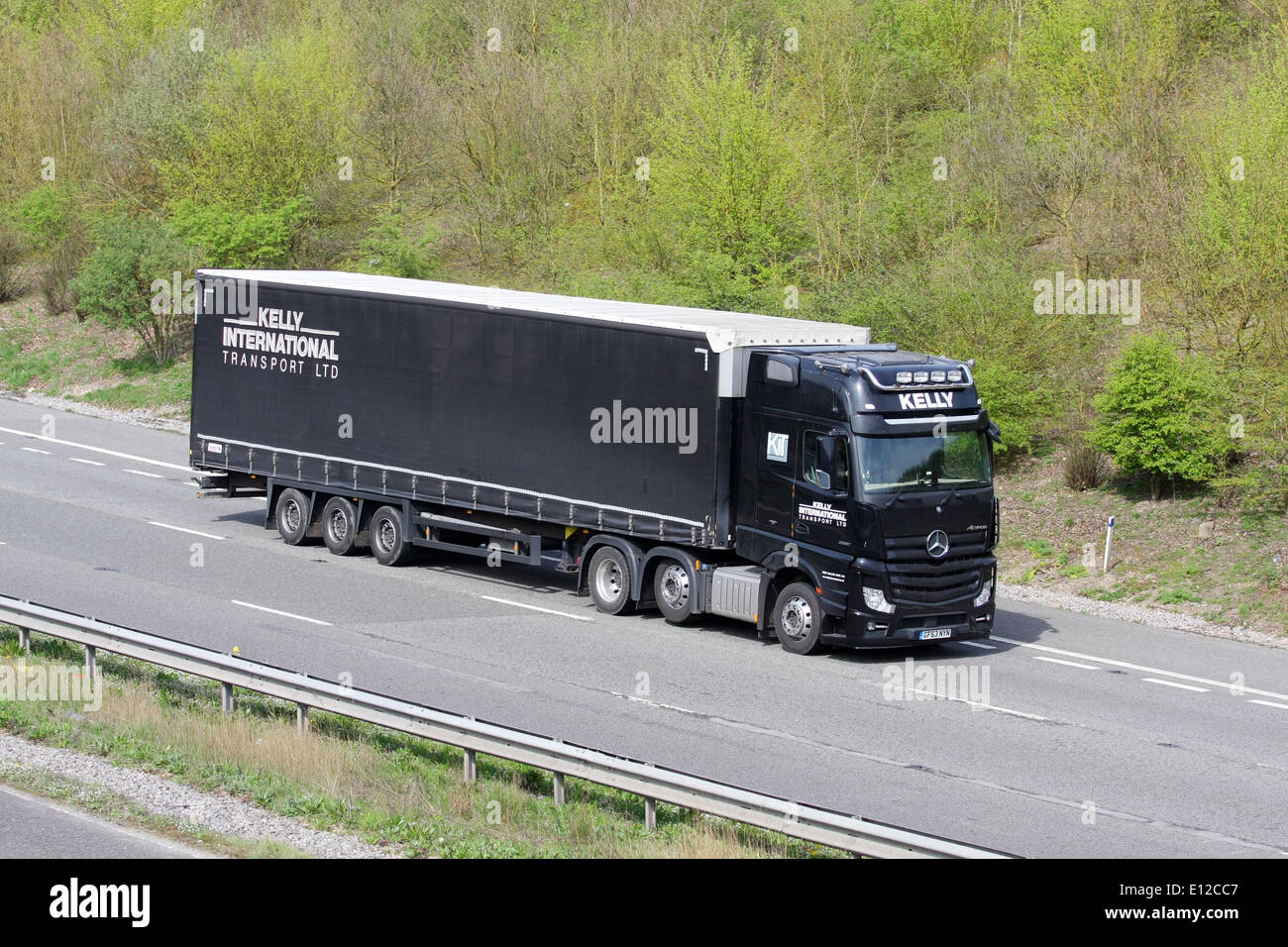Kelly International Ltd LKW Reisen entlang der Autobahn M20 in Kent, England Stockfoto