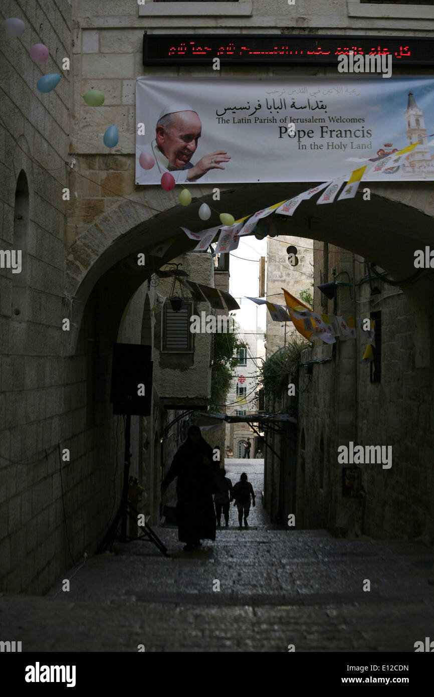 Jerusalem, Jerusalem, Palästina. 21. Mai 2014. Ein palästinensischer Christ Frau Spaziergänge vorbei an ein Banner Papst Francis in der Jerusalemer Altstadt am 21. Mai 2014 wenige Tage vor der Top-Level-Darstellung von Papst Francis ins Heilige Land zu besuchen. Der Papst besuchen Gethsemane während seiner ersten Reise in die Region besuchen, Jordanien, Palästina und Israel zwischen 24.Mai bis Mai 26 Credit: Saeed Qaq/APA Images/ZUMAPRESS.com/Alamy Live News Stockfoto