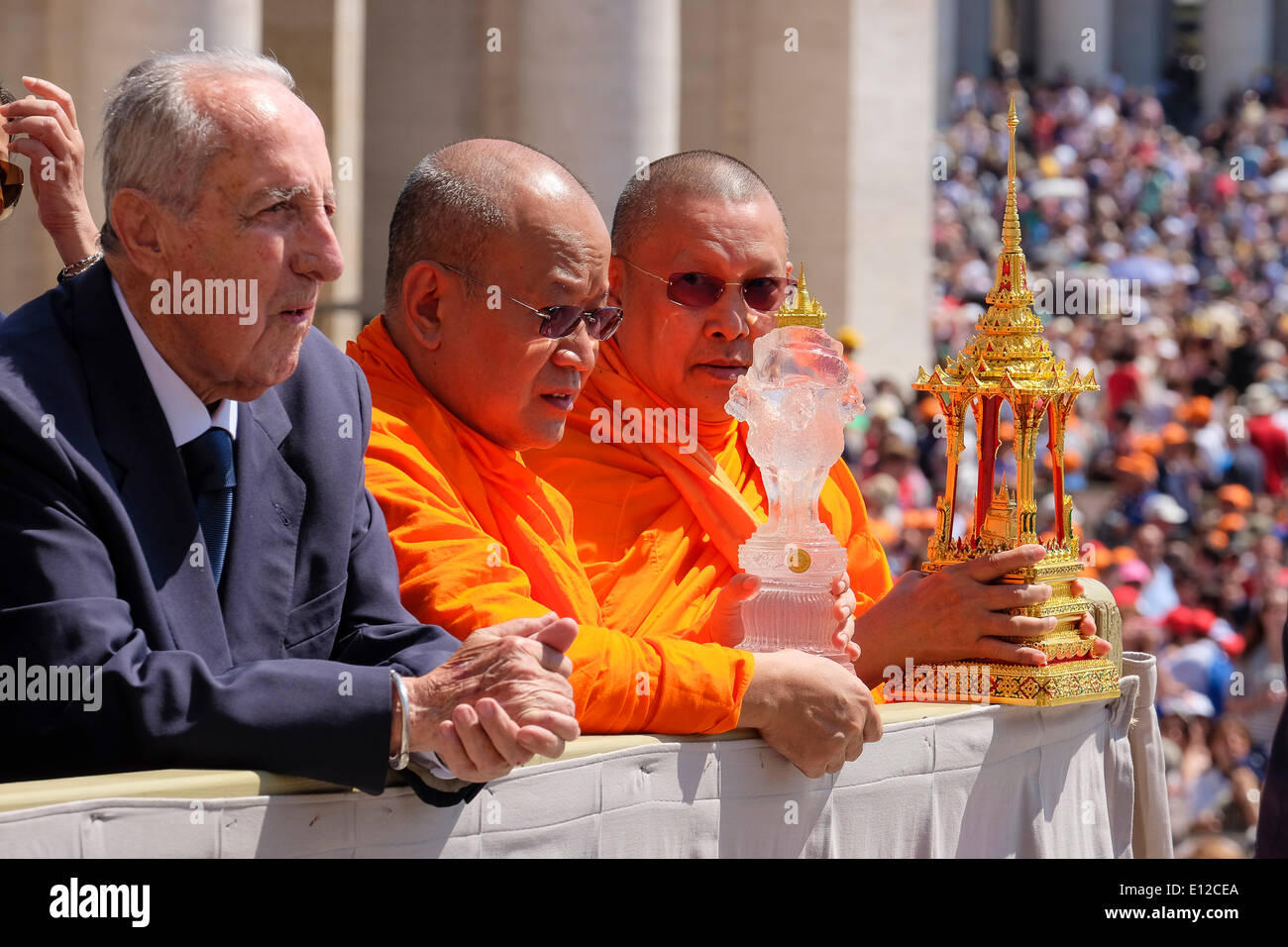 Vatikan-Stadt. 21. Mai 2014. Vatikan St. Peter's Square eine Delegation des Sangha Supreme Council, "das Vertretungsorgan der wichtigsten Theravada-Buddhismus in Tahilandia, unter der Leitung von den ehrwürdigen Phra Phomasithi, Francis Pope trifft bei der Generalaudienz vom 21. 2014 Kredit kann: wirklich Easy Star/Alamy Live News Stockfoto