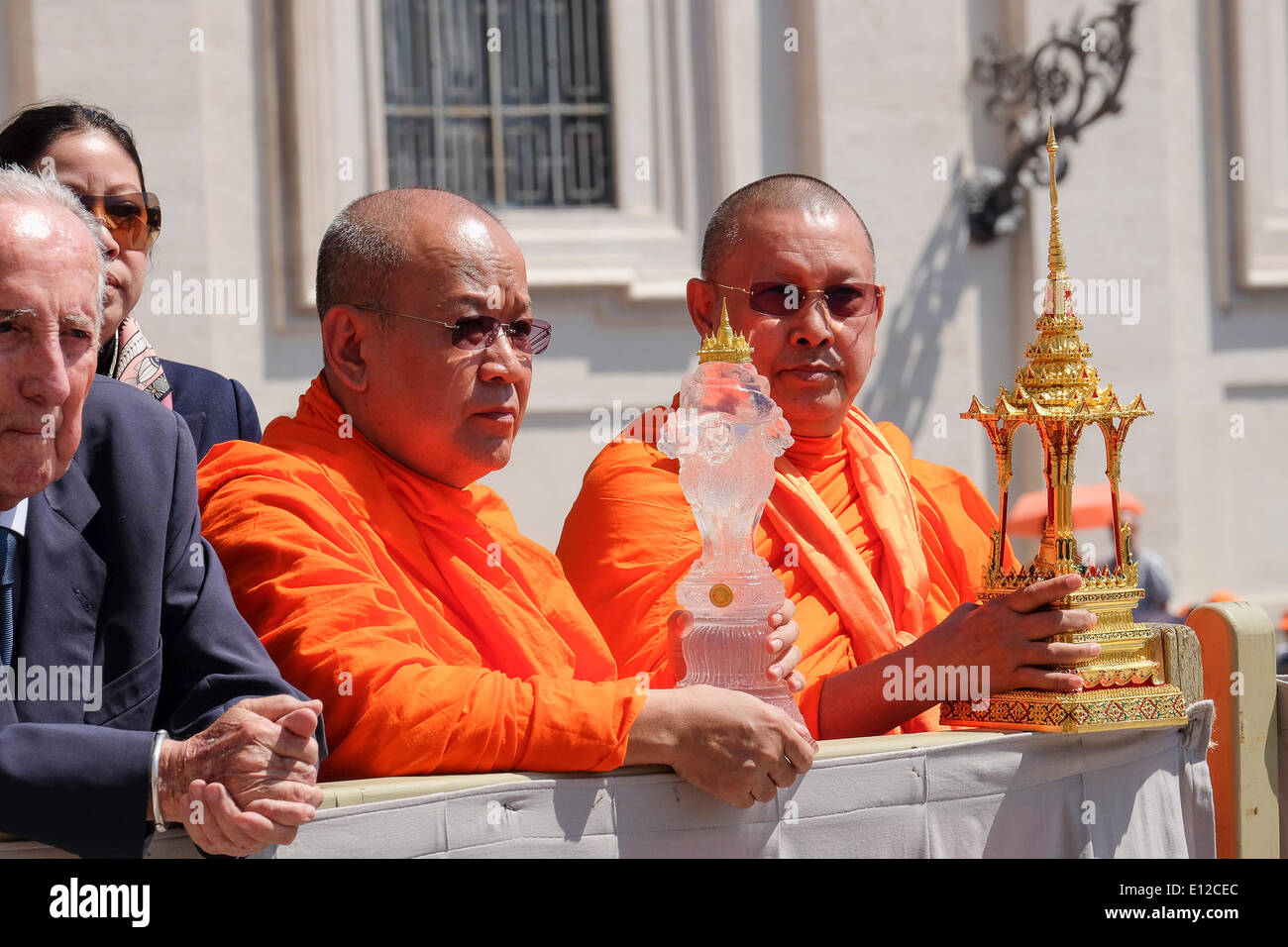 Vatikan-Stadt. 21. Mai 2014. Vatikan St. Peter's Square eine Delegation des Sangha Supreme Council, "das Vertretungsorgan der wichtigsten Theravada-Buddhismus in Tahilandia, unter der Leitung von den ehrwürdigen Phra Phomasithi, Francis Pope trifft bei der Generalaudienz vom 21. 2014 Kredit kann: wirklich Easy Star/Alamy Live News Stockfoto