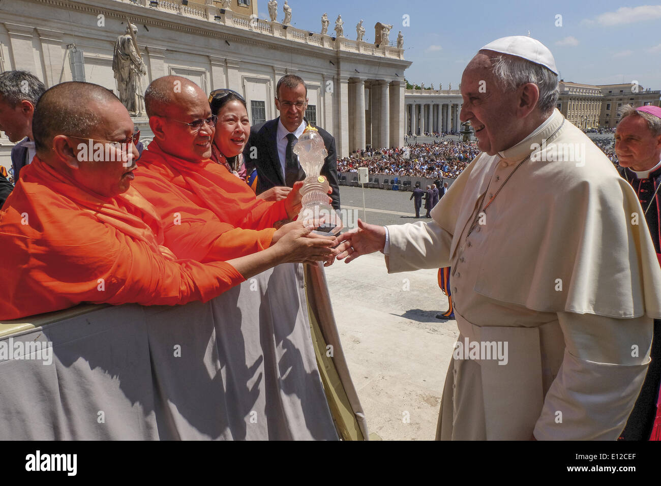 Vatikan-Stadt. 21. Mai 2014. Vatikan St. Peter's Square eine Delegation des Sangha Supreme Council, "das Vertretungsorgan der wichtigsten Theravada-Buddhismus in Tahilandia, unter der Leitung von den ehrwürdigen Phra Phomasithi, Francis Pope trifft bei der Generalaudienz vom 21. 2014 Kredit kann: wirklich Easy Star/Alamy Live News Stockfoto