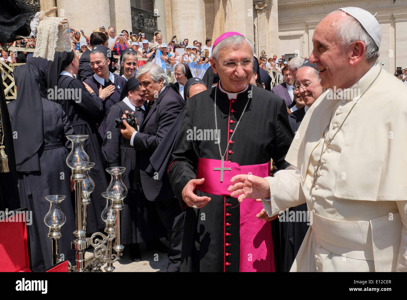 Vatikan-Stadt. 21. Mai 2014. Die Statue der Maria SS. Addolorata von Tarent ist mit der Arciconfraternita del Carmine in einer Prozession zum Papst Francis gebracht - Generalaudienz vom 21 kann 2014 Credit: wirklich Easy Star/Alamy Live News Stockfoto