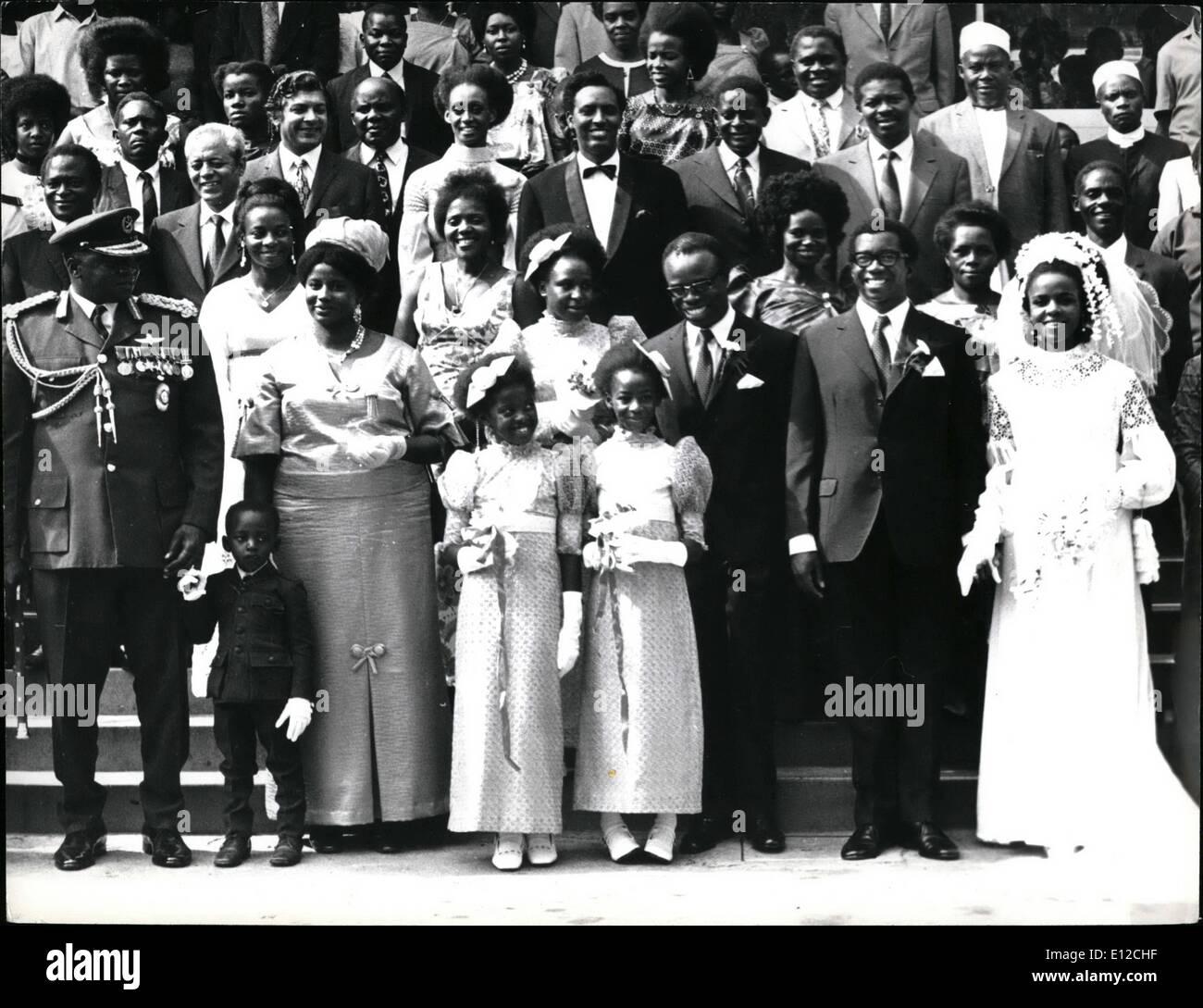 12. Dezember 2011 - (rechts, vorne, mit Hochzeit Blume im Knopfloch). Wanume - Kibedi am Hochzeitstag, Dezember 1972. Benutzer Farounite Sohn Moses. Allgemeine Amin, $ eine seiner Frauen (Wanume - Kibble Schwester) auch in der Gruppe, Somali Fm Omar (hinten, schwarze Krawatte) spielte. Uraufführungen Elisabeth von Toro (neben Arteh) Stockfoto