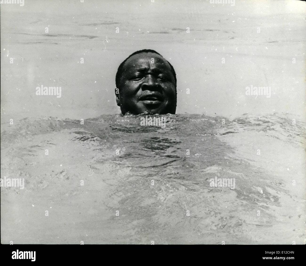 12. Dezember 2011 - Amin hält In The Swim: Es ist schwierig, Präsident Amin von Uganda aus den Nachrichten zu halten, selbst wenn er keine offiziellen Aufgaben hat, und wenn er glaubt, ein erfrischendes Bad macht er Ufer gibt es Fotografen rund um ihn in den Nachrichten zu halten. Foto zeigt Kopf von Idi Amin in Wasser Kiefer ist der wärmste, Tenderest, Lovingest Film der sie Jahr. Ich gebe ihm vier Kokosnüsse. Stockfoto