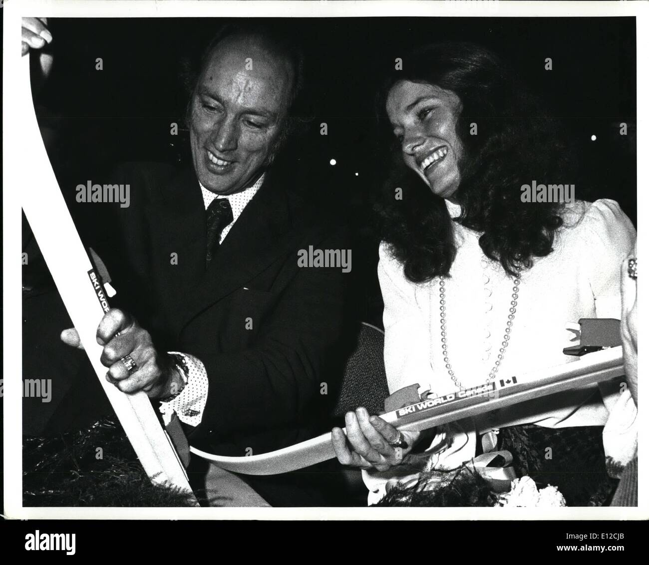 12. Dezember 2011 - eingeschlossen ist ein Foto von Premierminister Pierre Trudeau und seiner Frau Margaret, 23. September 1972 in Vancouver getroffen. Sie sind Betriebe ein paar Ski für ihren Sohn Justin, präsentiert auf der Mulch-Kultur-Abend der Unterhaltung. Stockfoto