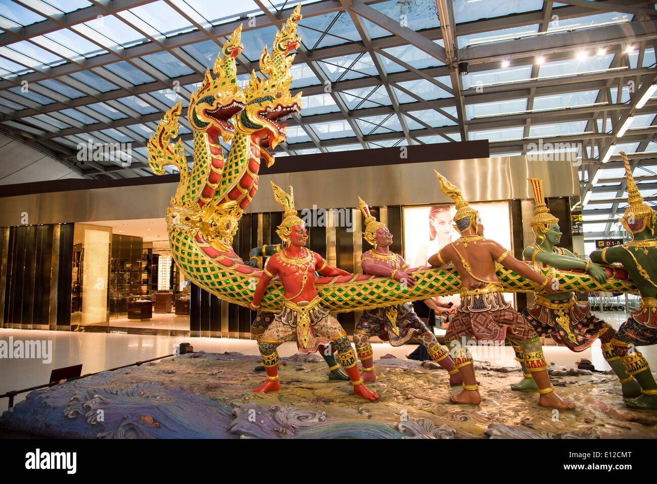 Traditionelle Thai Tänzer im Abflugbereich des Suvarnabhumi Airport Bangkok Thailand Stockfoto