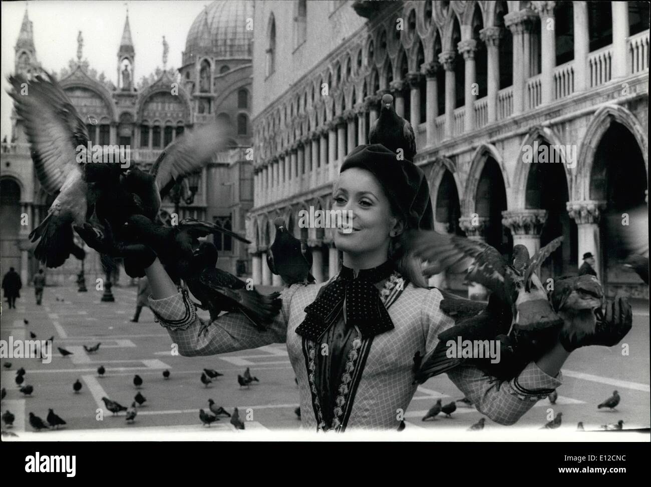16. Dezember 2011 - ist die letzte Szene des Films "Mayerling '' in St Marqus Platz in Venedig geworden. Französische Blinde Bildschirm Catherine Denuve spielt der Polo von Maria Vetaera, der Prinz Hodolfoda Liebhaber. Von der Emporor Franciache Joseph Maria Vetera verbannt wurde und sie ging in Venedig. Wenn sie einen Blick auf St. Markusplatz, empfangen ein unerwartetes zu sehen, für die Liebhaber, malt der Prinz Hodolfo, die erhalten, finden in der letzten Zeit seiner geliebten Maria Vetara. Nach diesem Besuch war es die Tragödie in Kayarling. Stockfoto