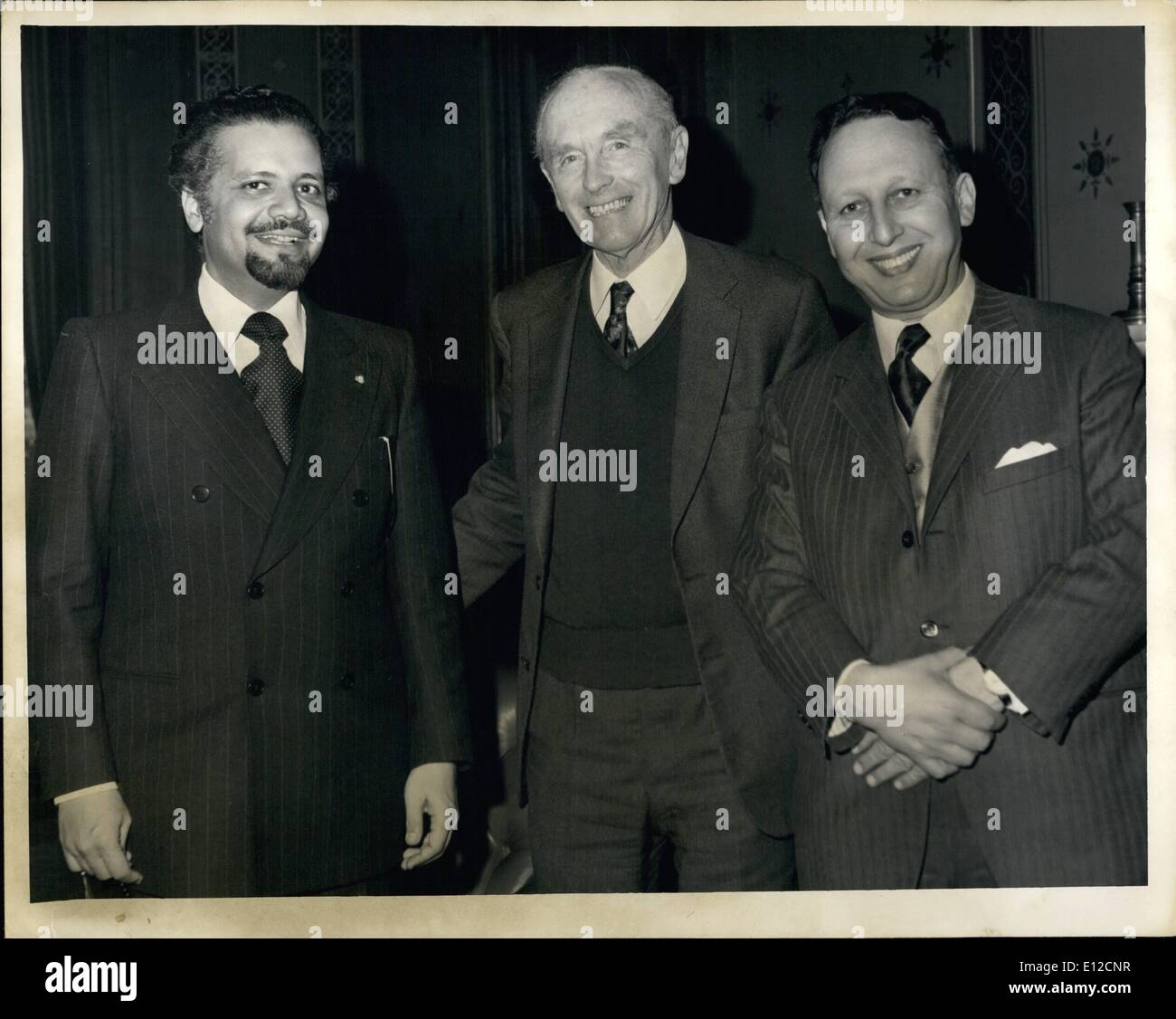 16. Dezember 2011 - treffen Arabische Öl-Minister Sir ALec. Saudi Arabian Oil Außenminister Scheich Ahmed Zaki Yamani, links, und Herr Belaid Abdesselam, Recht, algerische Minister für Industrie und Energie, einen Witz mit Teilen Großbritanniens Foreign Secretary Sir Alec Douglas nach Hause Londoner Außenministerium heute November 29. Die beiden arabischen Öl-Minister sind in London, um die aktuellen Öl-Situation zu diskutieren. Stockfoto