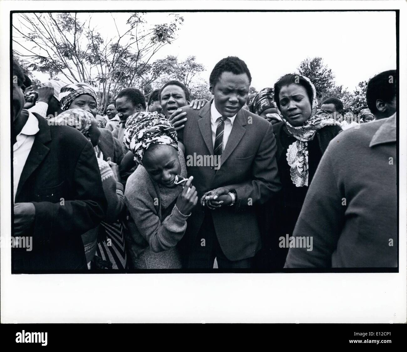16. Dezember 2011 - Mboya Tod - wurde am 5. Juli 1969 ermordet. Mitte: Tom Mboya Bruder, rechts: Tom Mboyas Witwe an der Trauerfeier in Nairobi. Bildnachweis: Mohamed Amin-Keystone. Stockfoto