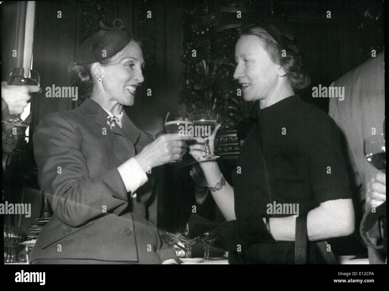 16. Dezember 2011 - werden in der Paris Oper The Moskau Opernballett tanzen. Die berühmte russische Ballerina auf die richtige Galina Oulanova Getränke mit Lycette Darsonval französische Star. Stockfoto