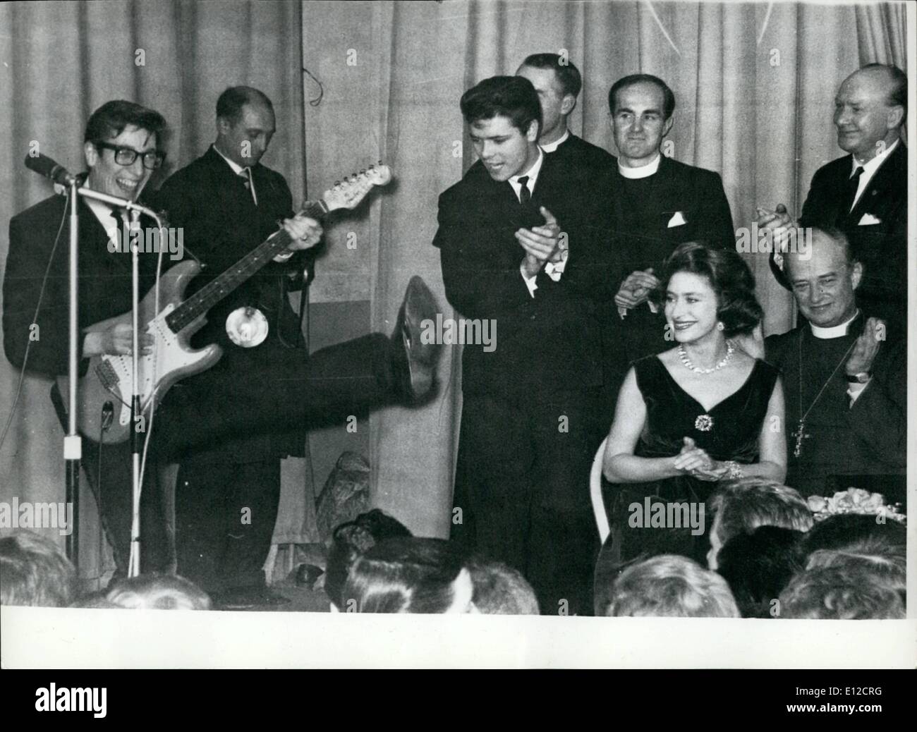 16. Dezember 2011 - gemeinsam mit Cliff Richard mit Prinzessin Margaret- und sie klatschte auf die Gitarre von Hank Marvin The Shadows. Die Prinzessin besuchte einen Jugend-Club im Londoner East End. Stockfoto