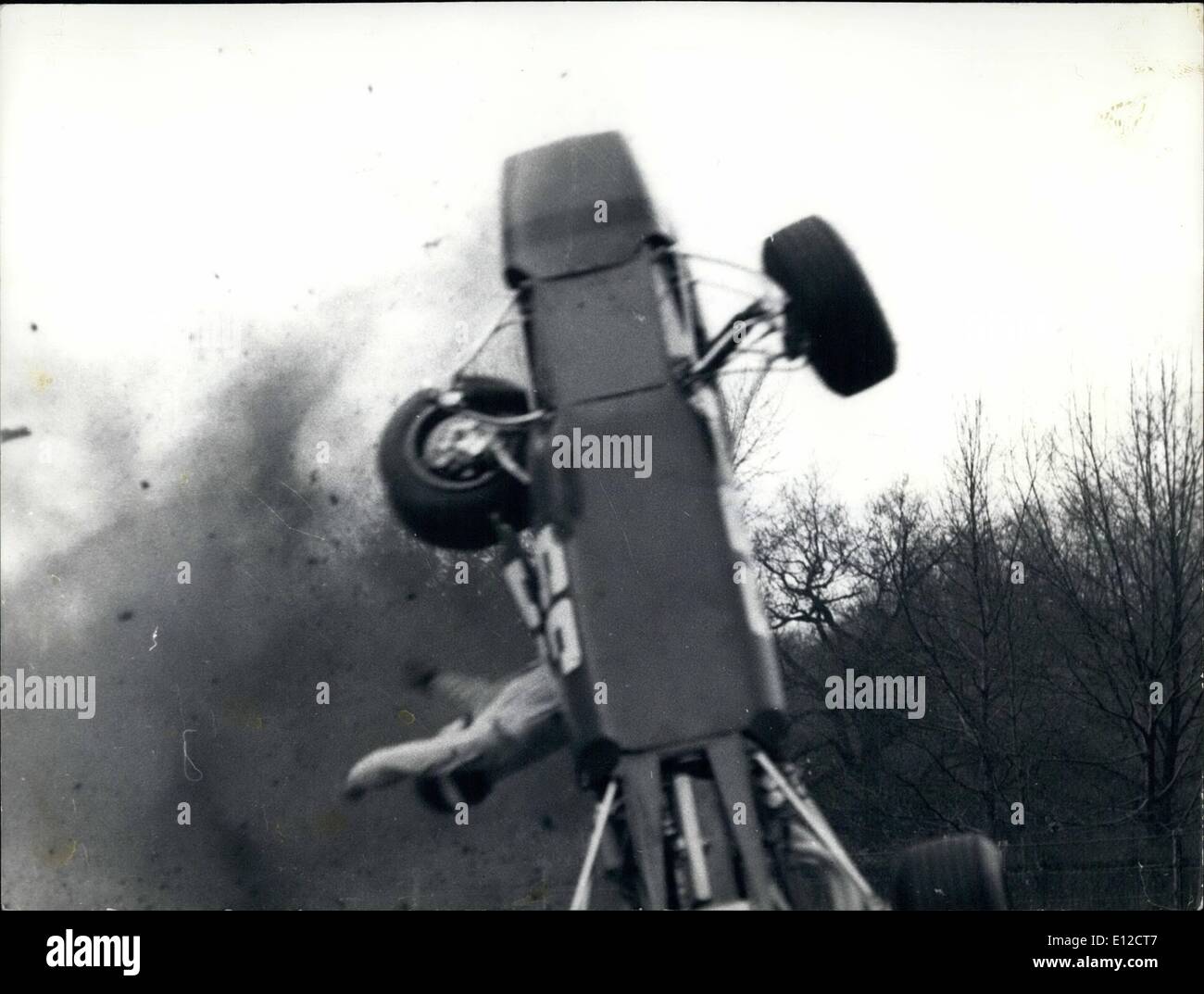 16. Dezember 2011 - und der Fahrer war Unhurt!!: italienische Fahrer Pino Pica wird nicht so schnell vergessen '' Grand Prix Campagnola'' - eine Formel 3 Rennen erstaunlichsten Flucht wenn sein kann über ein anderes Auto geschleudert und landete kopfüber über die Leitplanke. Pica blieb unverletzt, aber wenn die Überreste seines Autos gezeigt er ohnmächtig mit Schock und wurde ins Krankenhaus eingeliefert. Das Foto zeigt ein bemerkenswertes Bild mit Pino Pica, von seiner "crazy" Rennwagen ausgelöst werden. Stockfoto