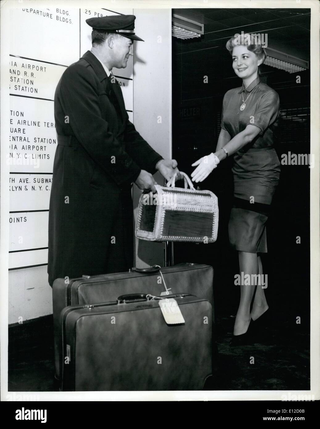 14. Dezember 2011 - hat TWA Agent TCM Leyland, des Lindenhurst, L.I., ein West interessanten Beruf, vor allem, wenn es darum geht, die Unterstützung der attraktiven Passagiere wie Sängerin und Schauspielerin Connie Türme, sehen Sie hier Anreise über TWA von Los Angeles zu können. Die hübsche Nacht Club Sängerin, die ihre Heimat in New York macht, erscheint bald in ihrem ersten Film '' Pferd Soldaten " Stockfoto