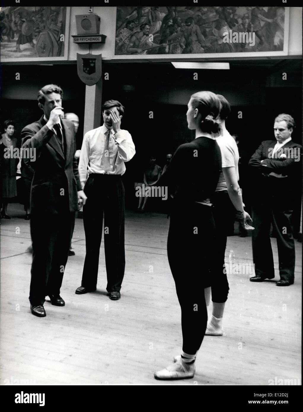 19. Dezember 2011 - '' Gloriana'' die Krönung-Oper vor der Königin durchgeführt. In einem brillant dekorierten und verpackten Covent Garden Opera House, HM The Queen sah die erste Aufführung von '' Gloriana'', die Oper, die Krönung zu feiern und den Umgang mit der zweiten Periode des Lebens der Königin Elizabeth ich. Die Musik stammt von Benjamin Britten und das Libretto von Williams Plomer. Von Joan Cross und der Essex von Peter Pears spielte die Rolle der Queen Elizabeth. Die Oper wurde von Basil Coleman und die schöne Landschaft und Kostüme sind von John Piper Stockfoto