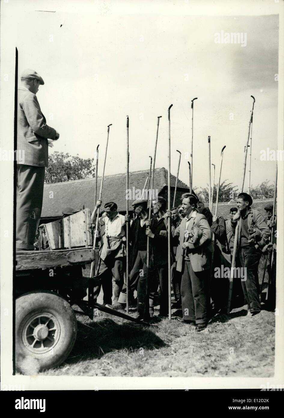 19. Dezember 2011 - jährliche Hop Bespannung Wettbewerb in Kent die jährliche Hop Bespannung Wettbewerb-fand heute Nachmittag auf der Hertsfield Farm. Marden, Kent-von der Weald von Kent Pflügen der Verein organisiert. Fifity Konkurrenten Teilnahme- und der Wettbewerb ist wie eine gigantische '' stricken '' Wettbewerb führt mit Meilen Schnur und "Nadeln" in Form von 10 Fuß langen Stangen. Der Richter gibt Last-Minute-Anweisungen, um die Wangen-während des Contest am Marden heute. Stockfoto