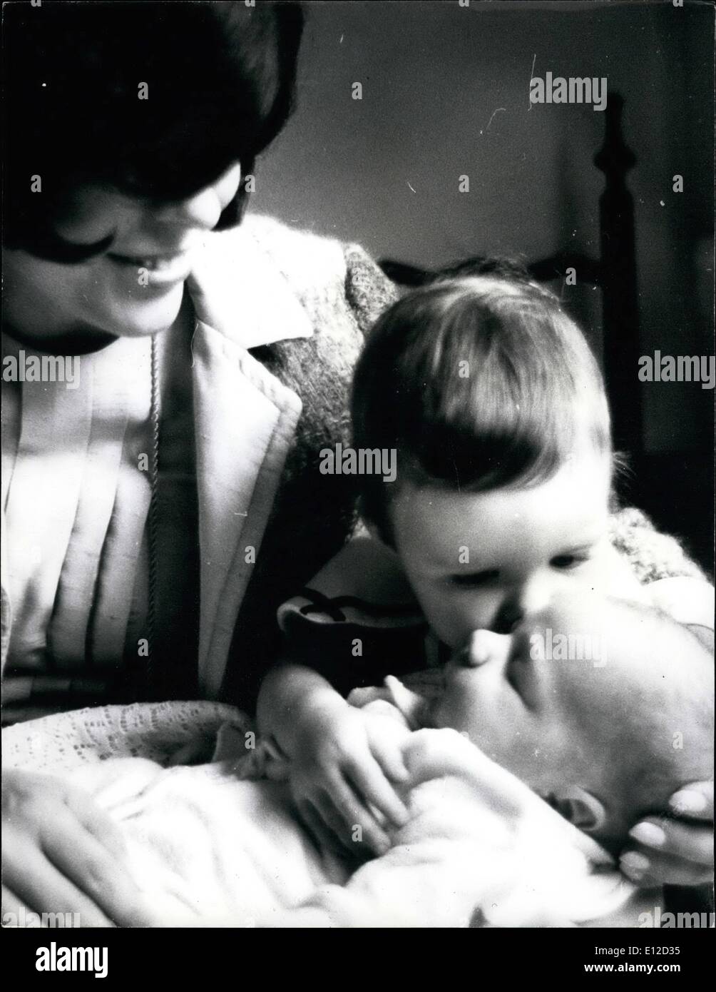 19. Dezember 2011 - Joan Collins mit Tochter und neues Baby In New York Joan Collins musste nach Hollywood, um Teile gegeben, ihre dunkle, sinnliche Schönheit rief, ist derzeit das Leben in New York Ehefrau und Mutter. Verheiratet, Anthony Newley-aktuell erscheint in seiner eigenen musikalischen das Brüllen von der Schminke und der Geruch von The Crowd die floppte in London und erwies sich als ein voller Erfolg in New York-Joan ist nun stolze Mutter von einem Mädchen und ein Junge: Tara, im Alter von zwei Jahren und sechs Wochen alten Alexander Sasha kurz genannt. Stockfoto