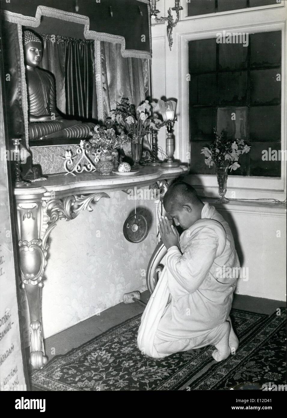 19. Dezember 2011 - der junge Priester in dieser Andacht vor einer buddhistischen Altar in der Londoner Vihari (Tempel) ne Stockfoto