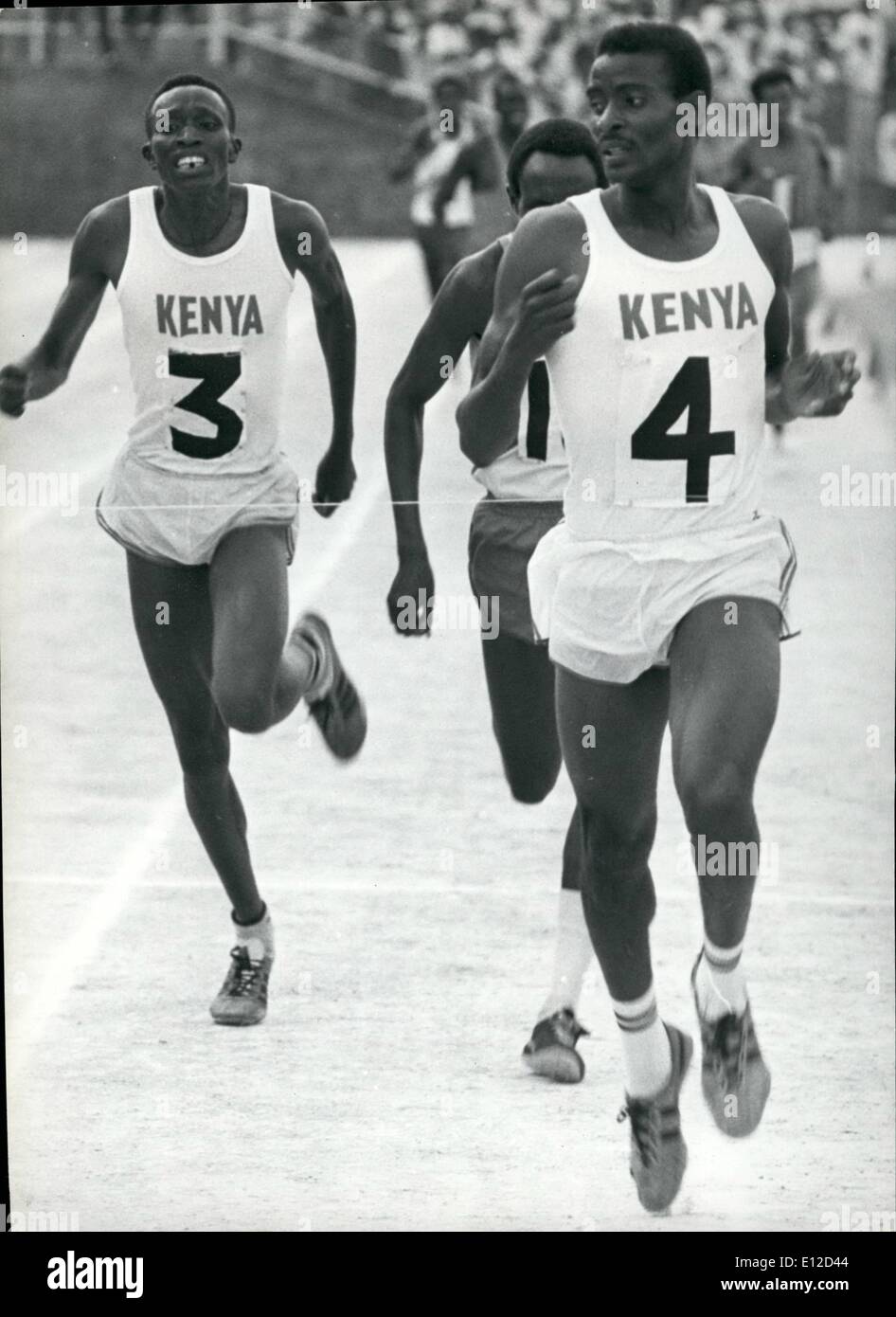 19. Dezember 2011 - Kenia: Sport: Omwanza. Daniel Omwanza (Nr. 4). Kenias 800-m-Läuferin qualifizierte sich für den Olympischen Spielen 1976 in Montreal. Links ist ein weiteres kenianischen Läufer Sammy Kipkurgat. Stockfoto