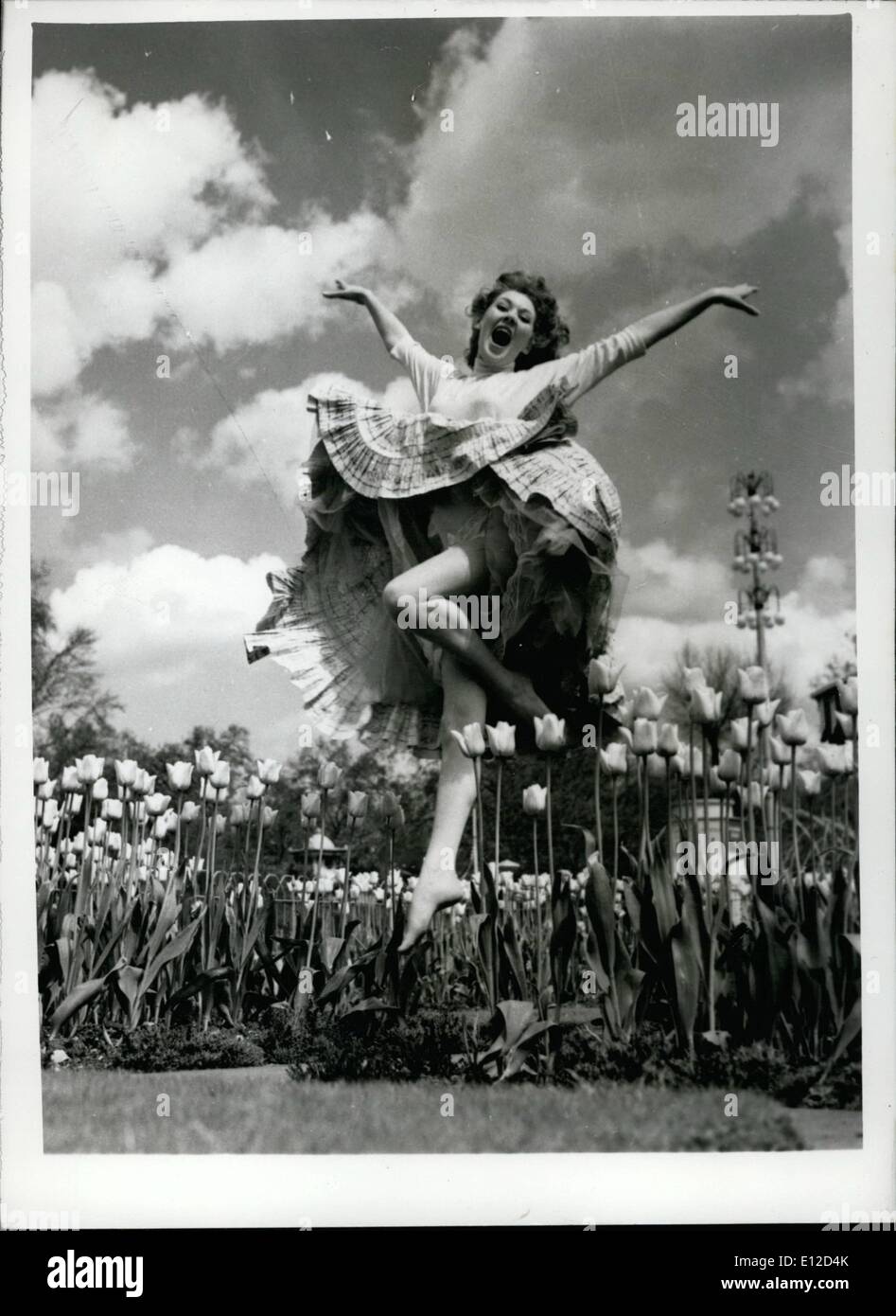 19. Dezember 2011 - Hurra und bis She RisesÃ ¢ Â'¬Â¦ Pat auf den Weg zum Ruhm. Schöne musikalische Komödie Schauspielerin Pat Lawrence fühlt sich am Anfang der Welt als dieses Bild von ihr in eine fröhliche Stimmung an der Battersea Festival Gärten zeigt. Pat hat Grund, glücklich zu sein, für hs hat einen 5-Jahres-Vertrag mit verbundenen Redifusion unterzeichnet und ist für die Hauptrolle in der musikalischen Hurra die in Probe bald geht. Pat ist sehr lieb von Schwimmen und Wasserski und hat große Hoffnungen des Werdens ein Top Musical-Komödie StarÃ ¢ â'¬Â¦ und warum nicht? JSS/Keystone Stockfoto