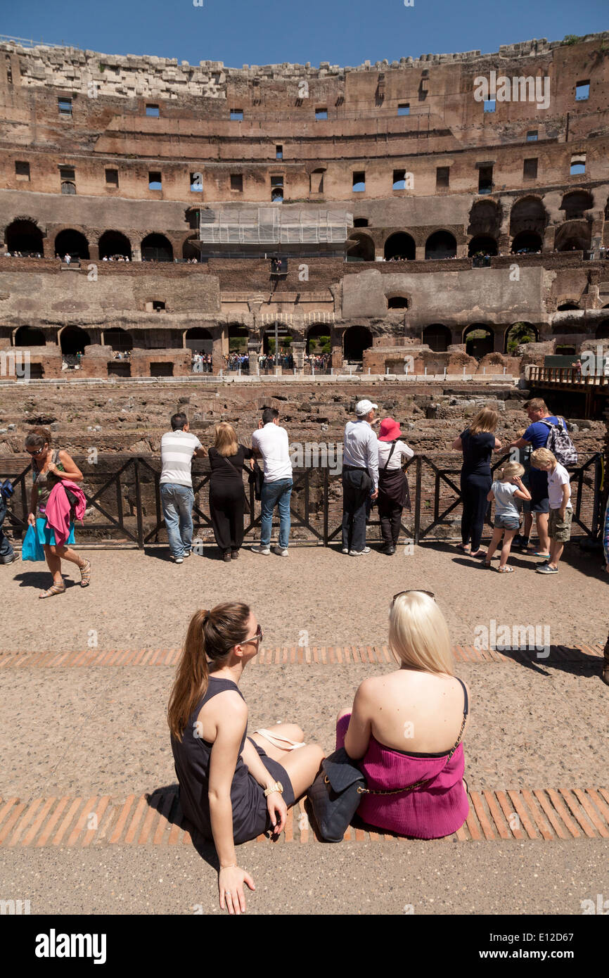 Rom Tourismus; zwei Frauen Touristen im Urlaub besuchen das Kolosseum Interieur, oder Flavian Amphitheater, 1. Jahrhundert n. Chr. römischen Gebäude Rom Italien Europa Stockfoto