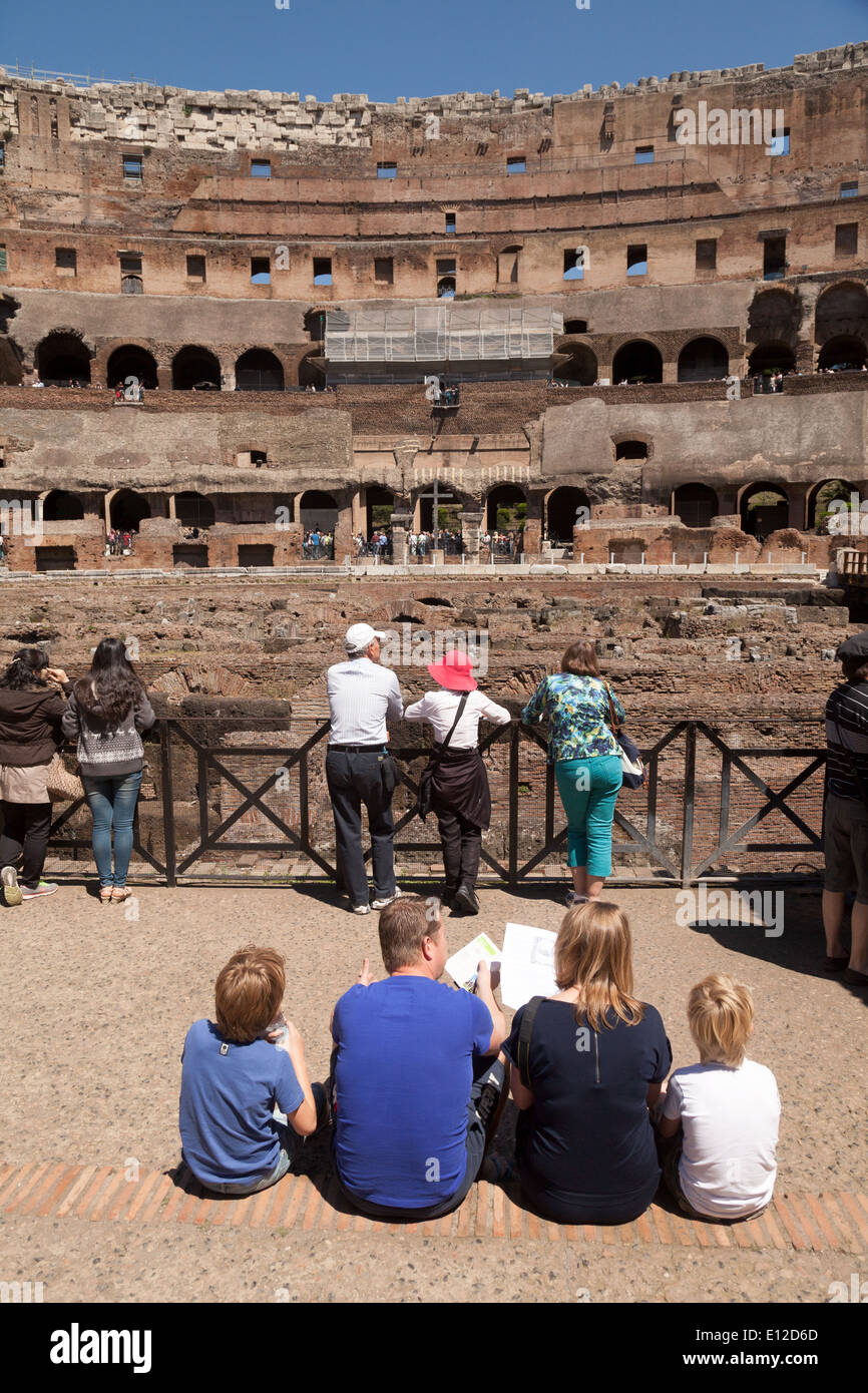 Rom Touristen; Eine Familie im Urlaub besuchen das Kolosseum oder Flavian Amphitheater, Rom , Rom Italien Europa Stockfoto